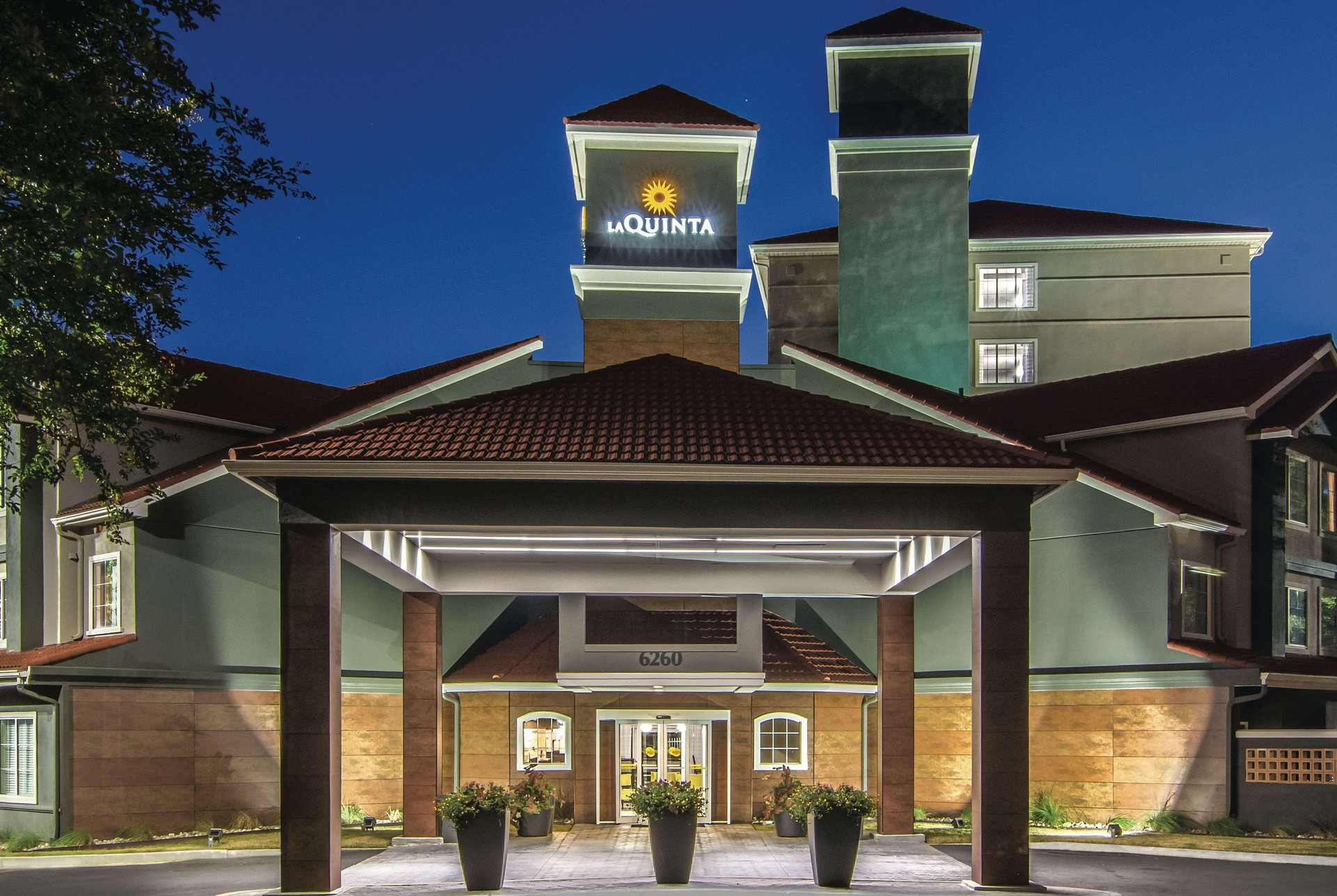 Vista Exterior La Quinta Inn & Suites by Wyndham Atlanta Perimeter Medical