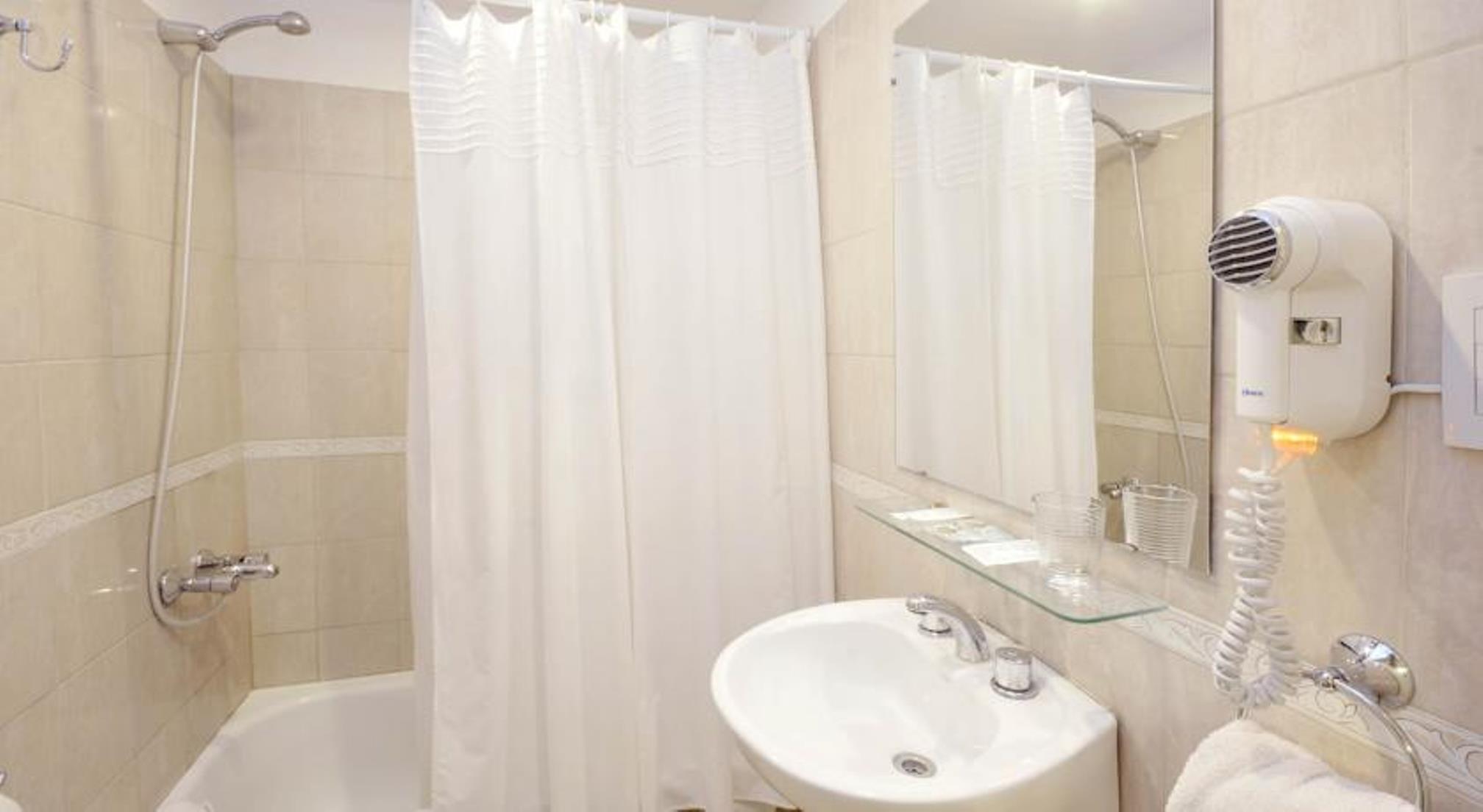 Equipamiento de Habitación Muñiz Hotel