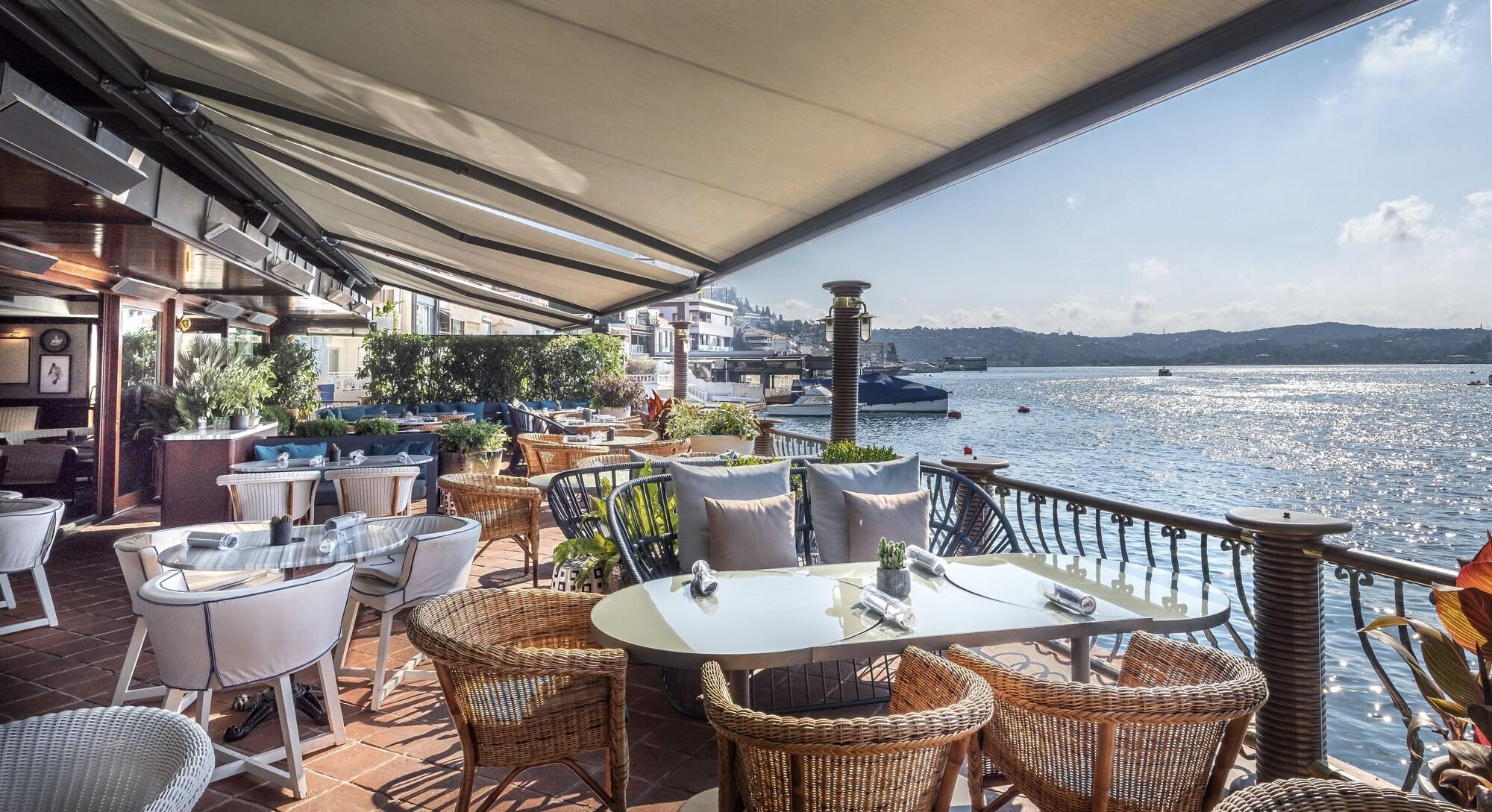 Restaurant Bebek Hotel By The Stay
