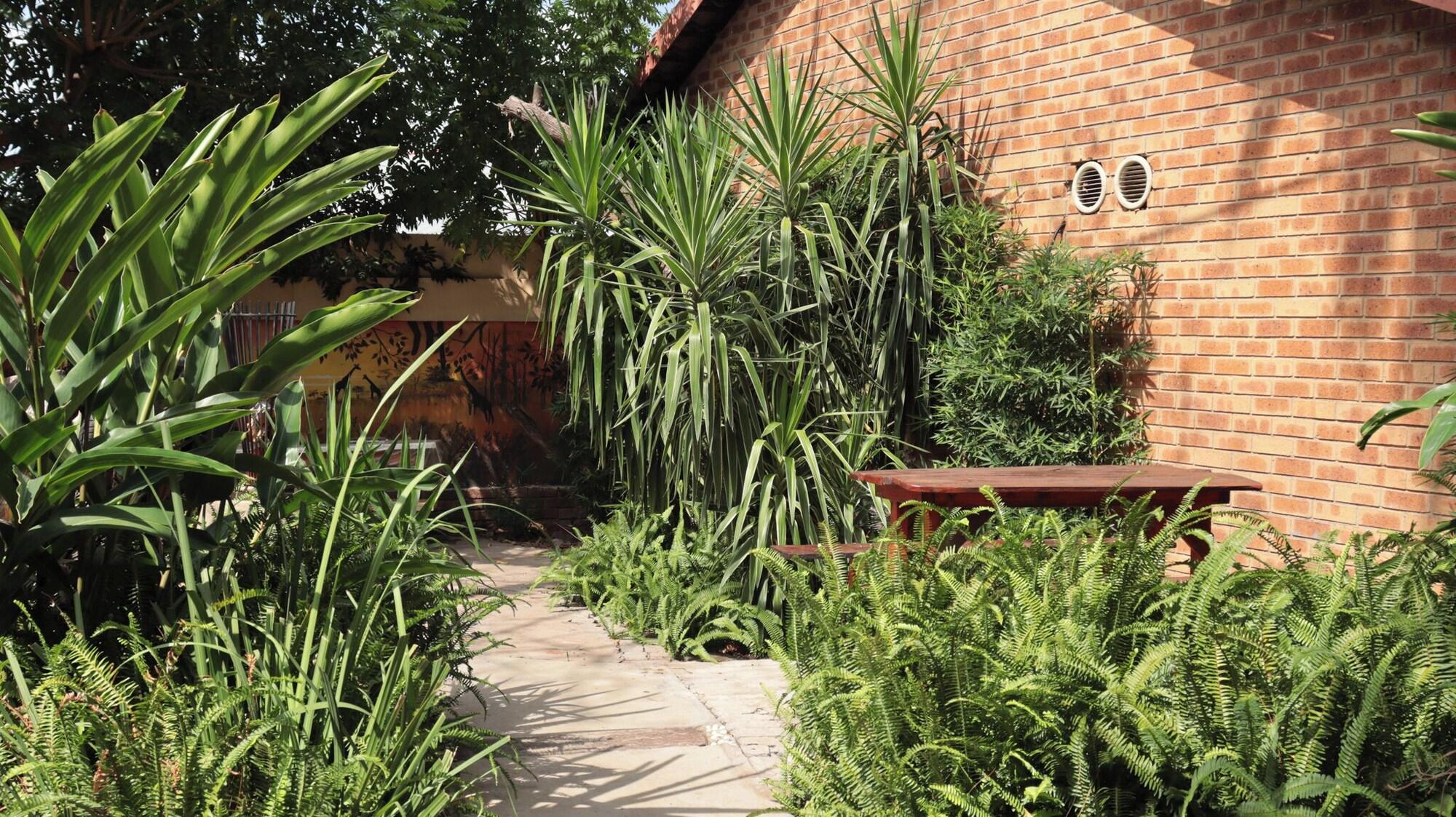 Vista Exterior Golden Lantern Guest Lodge