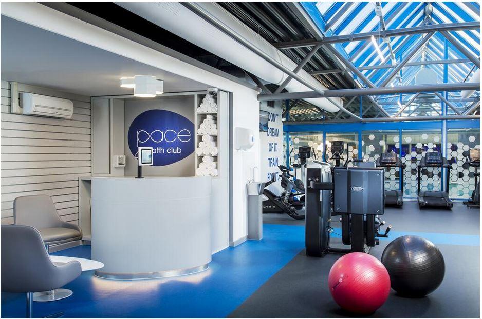 Vista Piscina Radisson RED London Gatwick Airport