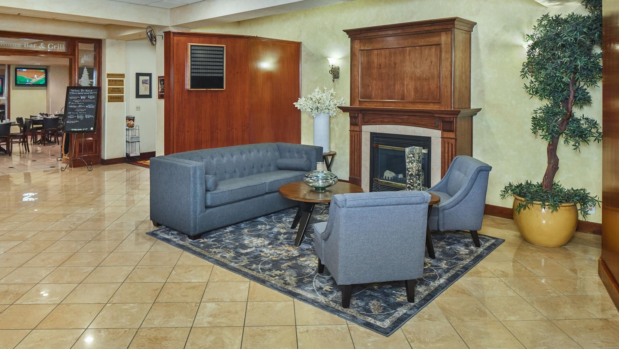 Vista Lobby Lake Natoma Inn