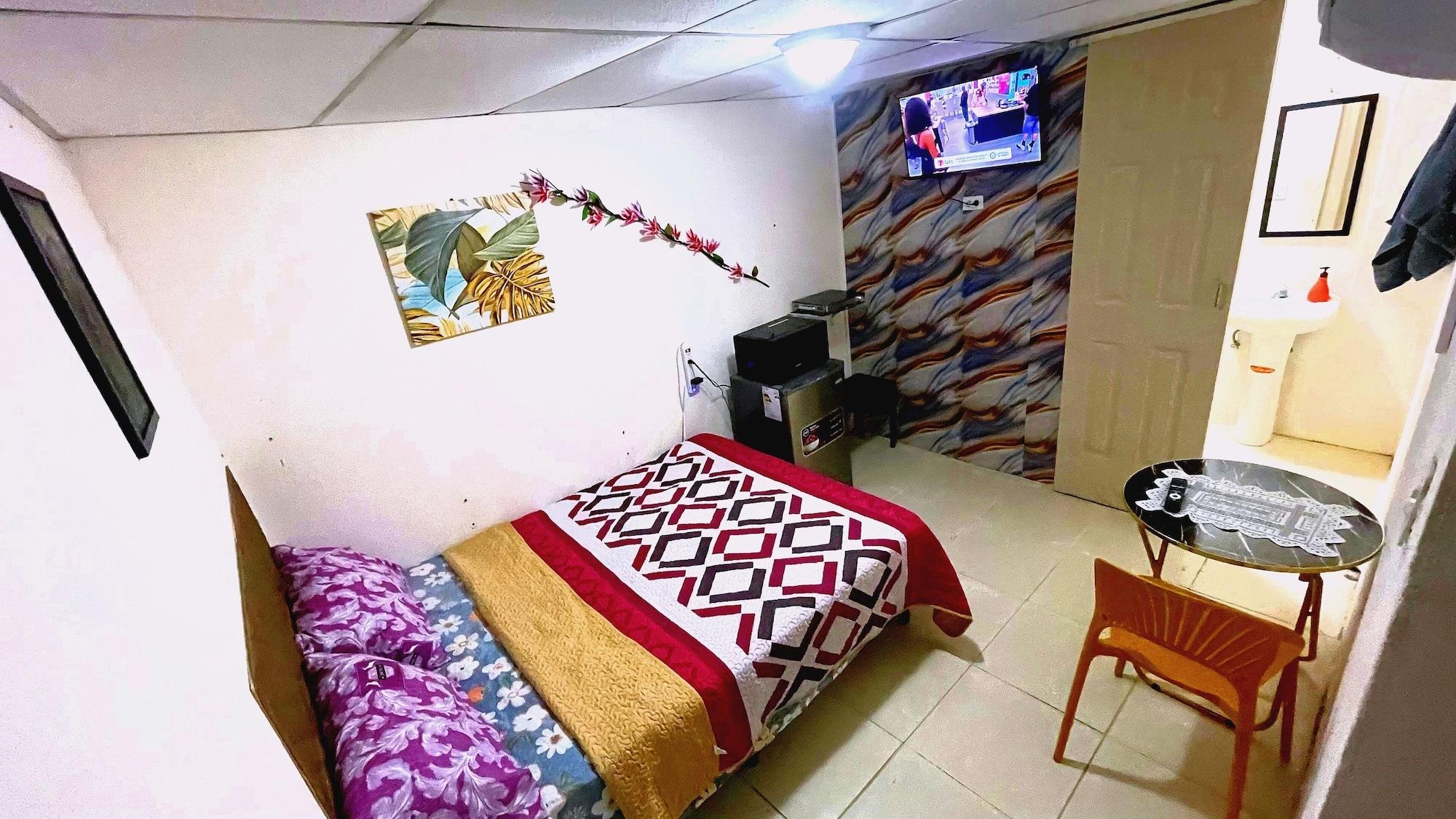 Varios Habitación con entrada Privada en Playa Dorada + Kitchenette y baño.
