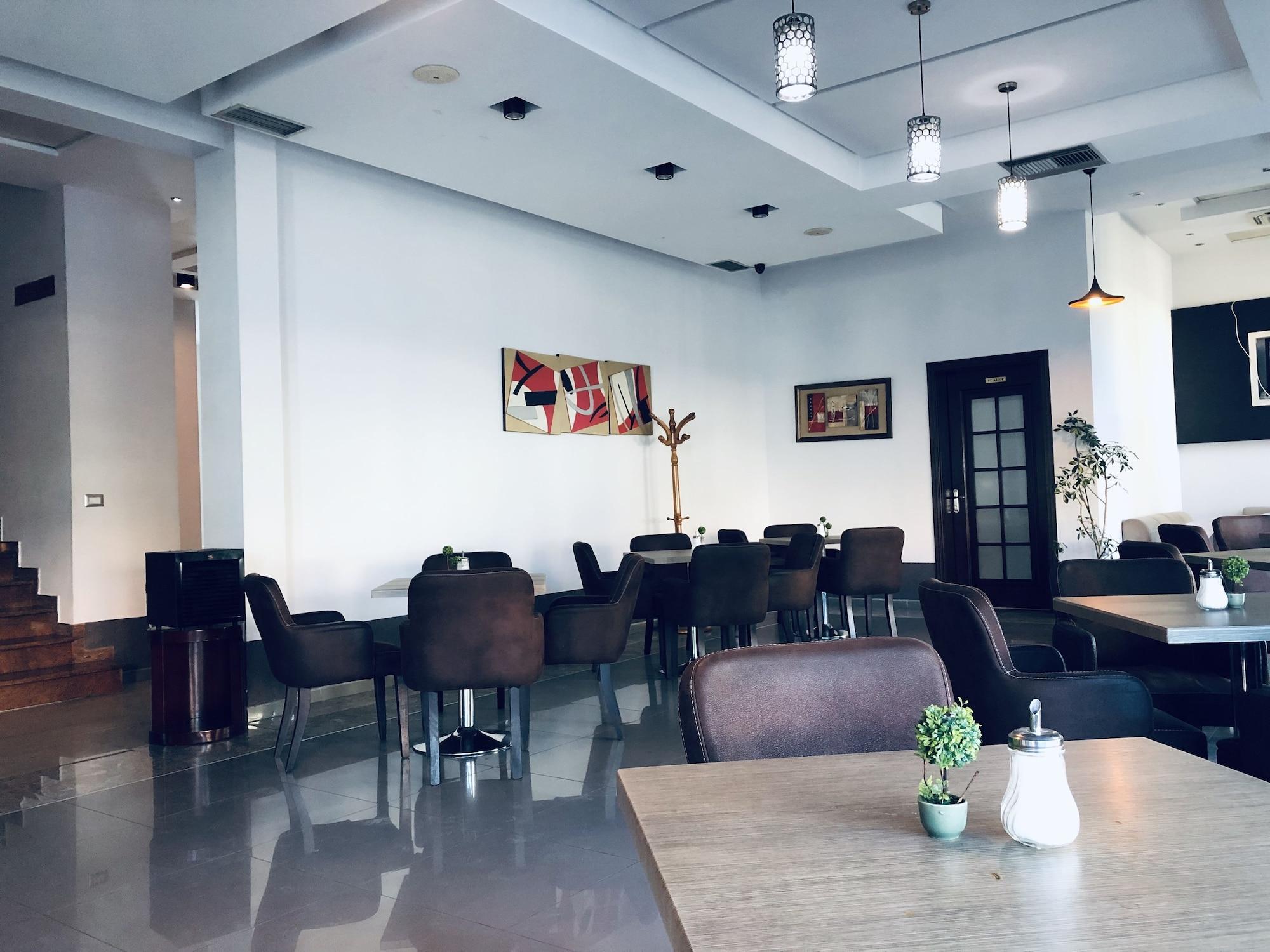 Bar/Salón Hotel Kompleksi Arifi