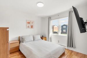 Alquiler Vacacional - 15 miles to Downtown MTL - EV charger, fenced yard.