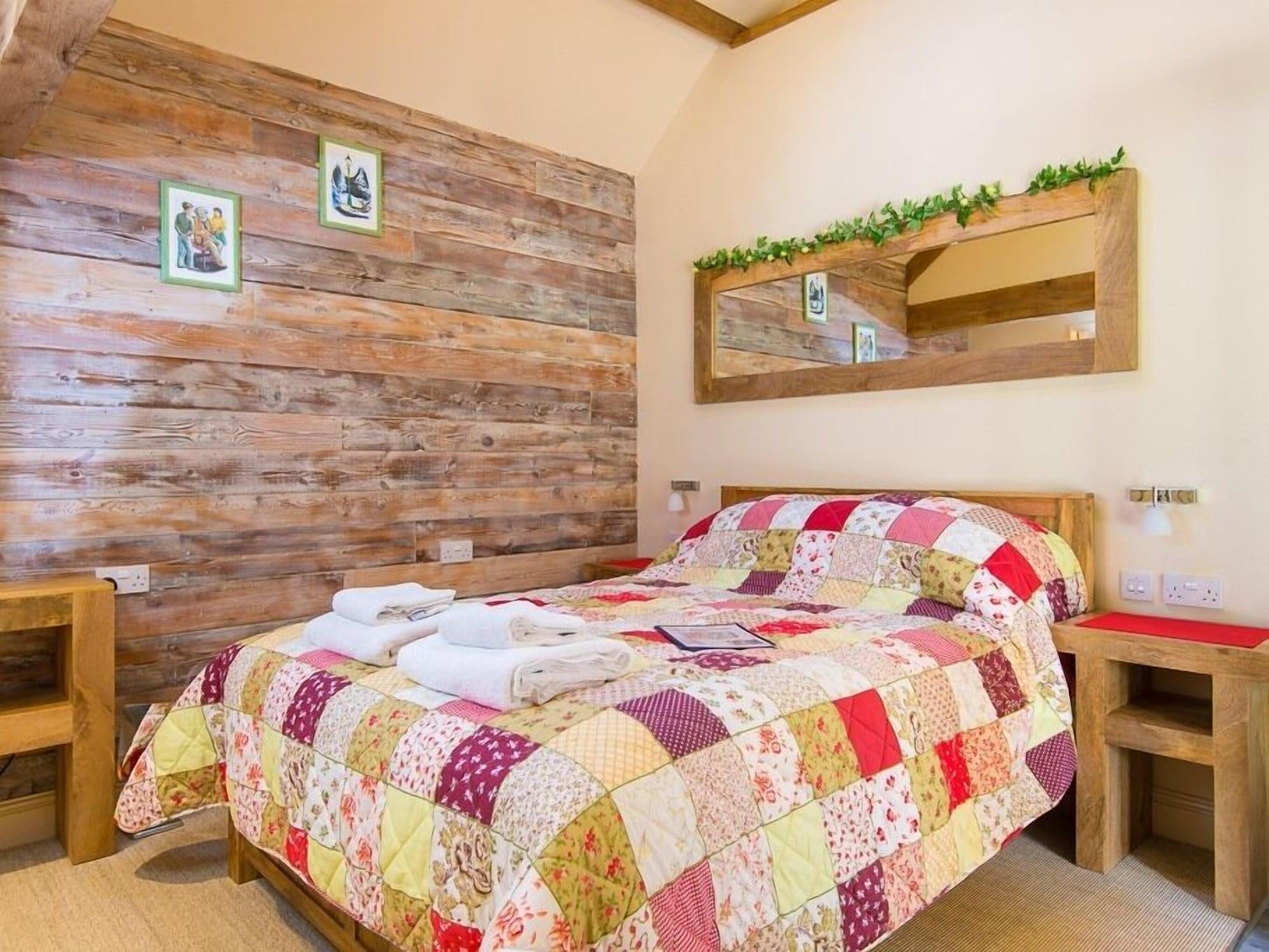 Varios Widbrook Barns