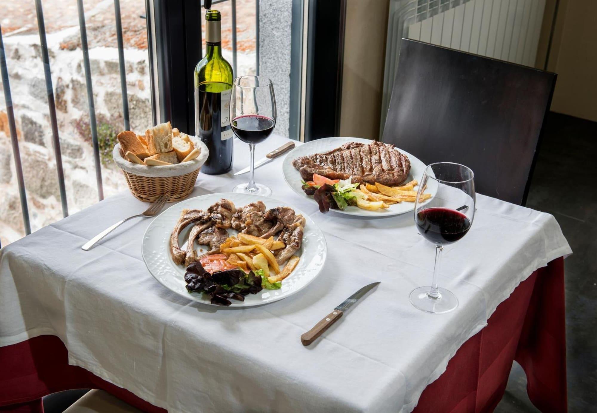 Bar/Salón Hotel Puerta de la Santa