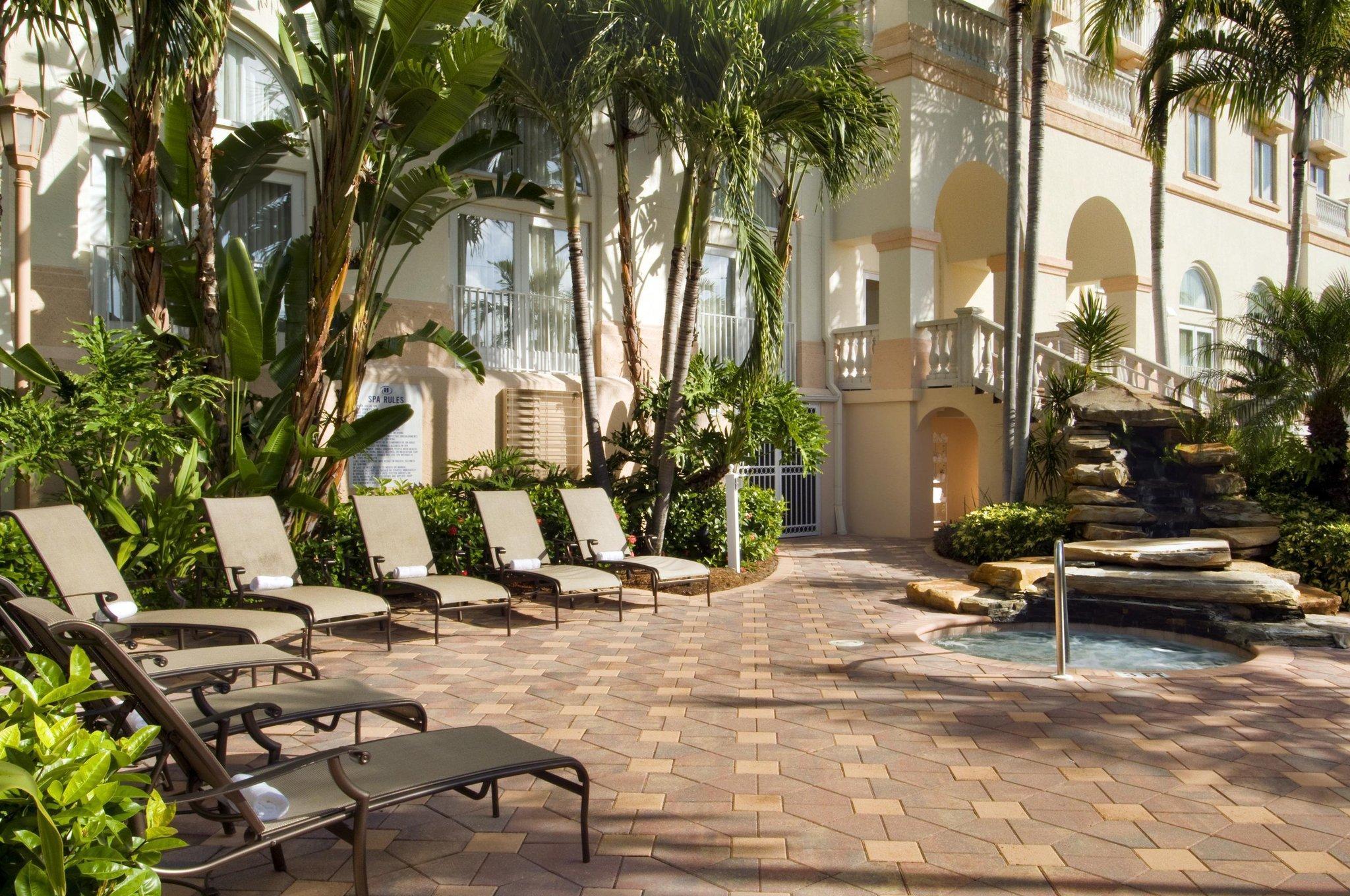 Vista Exterior Hilton Naples