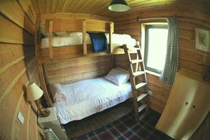 Alquiler Vacacional - Bluebell Cabin - Charming, Well Equipped Log Cabin with hot tub & free wi-fi.