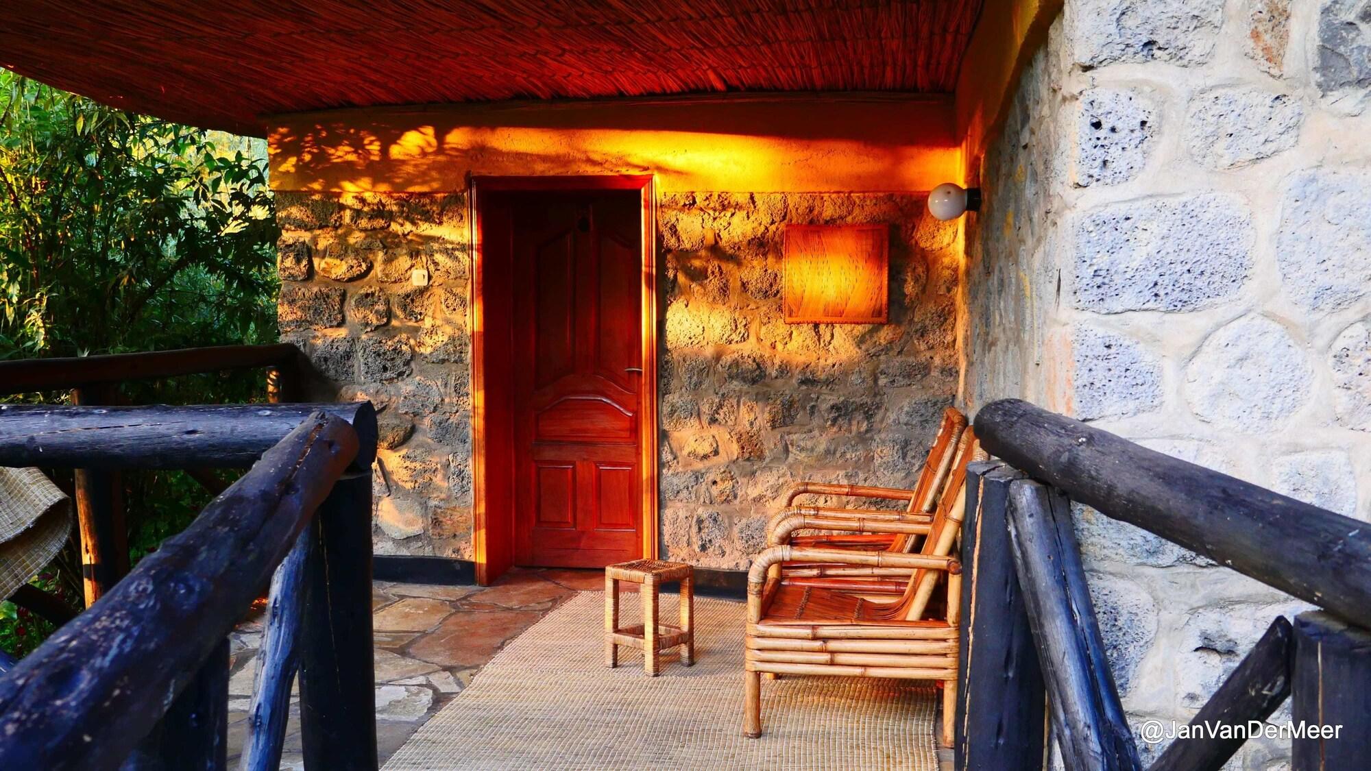 Varios Le Bambou Gorilla Lodge