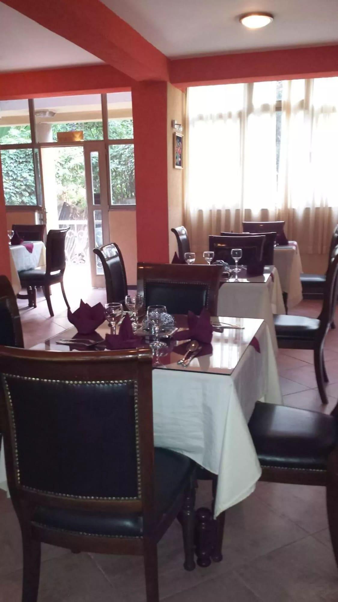Restaurant The Lions Den Hotel