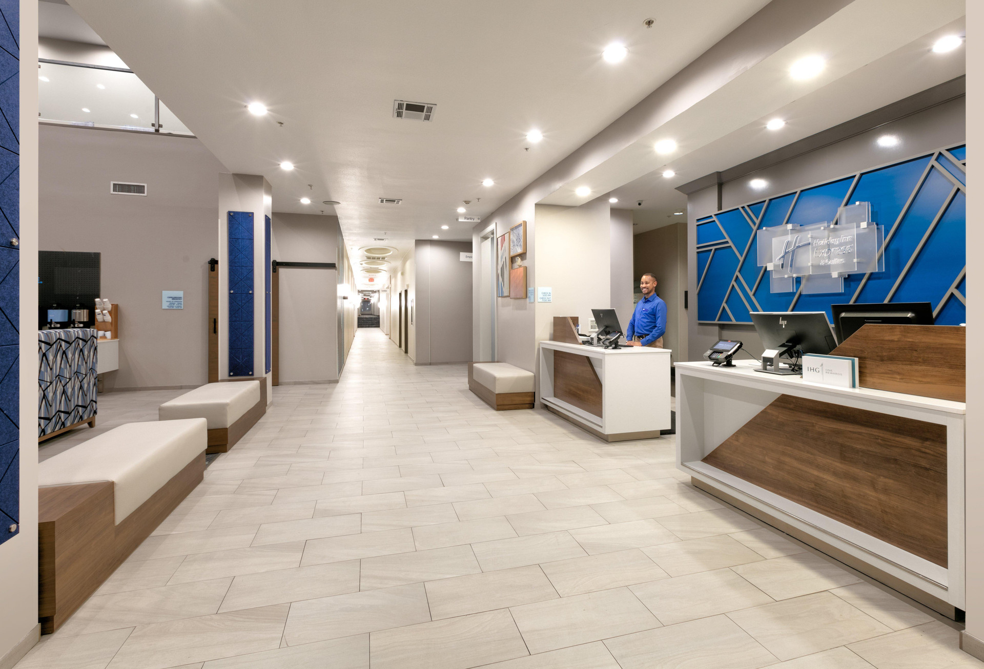 Vista Lobby Holiday Inn Express & Suites North Dallas at Preston by IHG