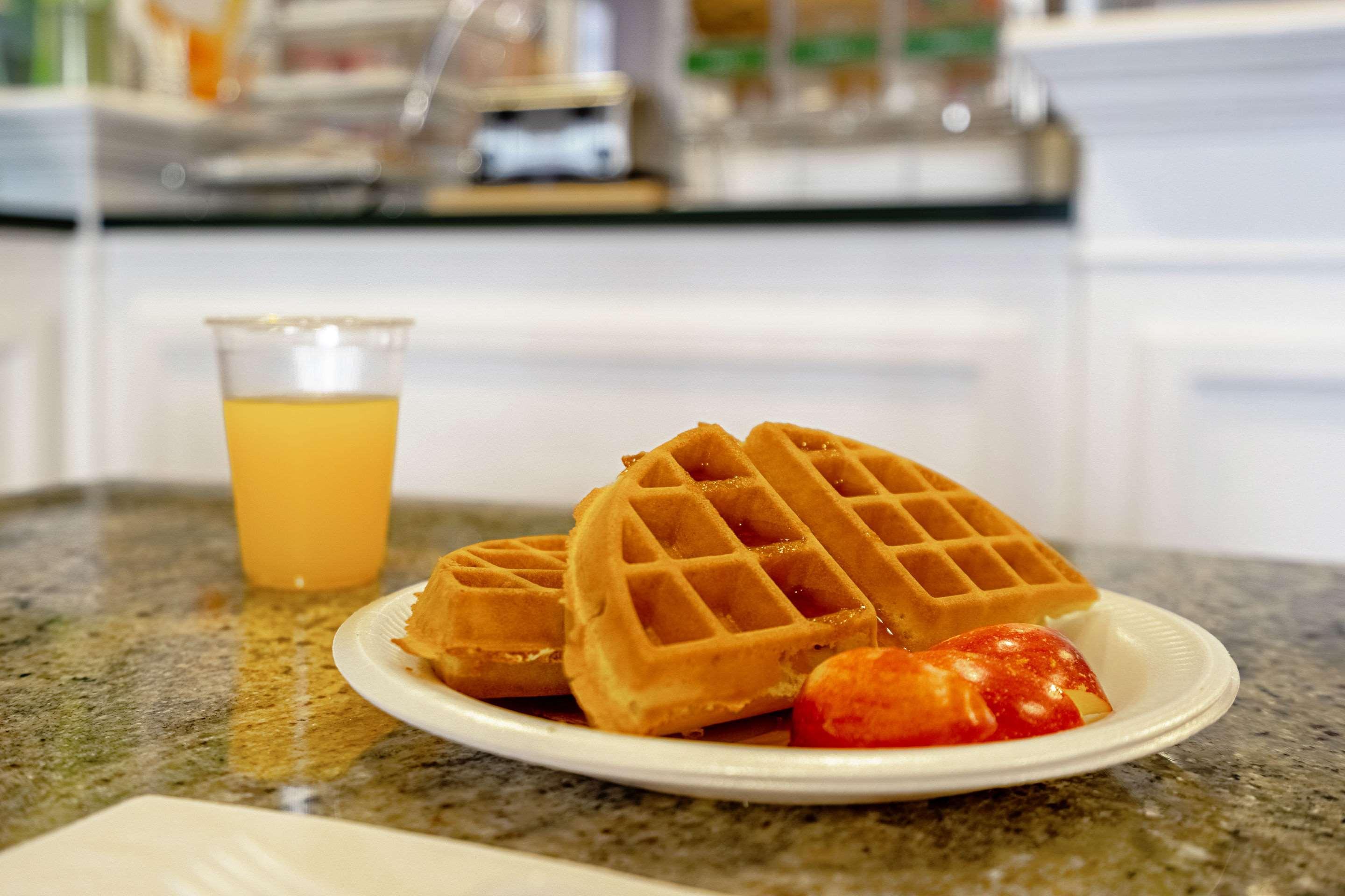 Restaurant Quality Suites North