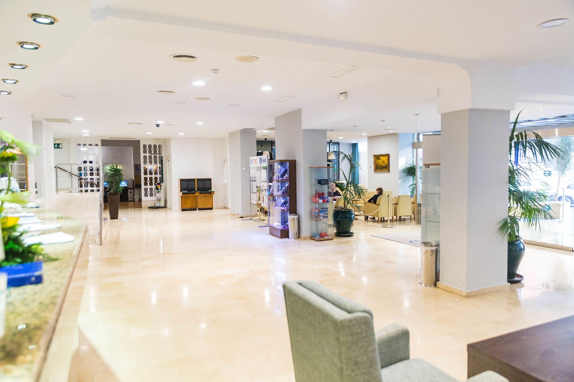 Vista Lobby Alua Leo