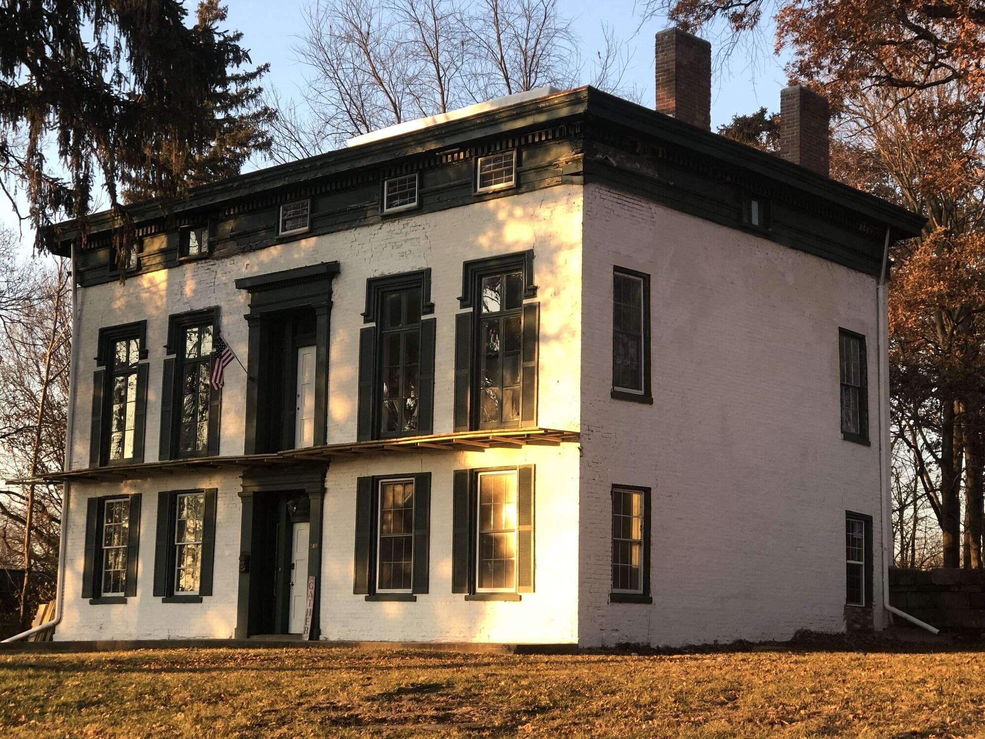 Varios Historic McDonald Airbnb