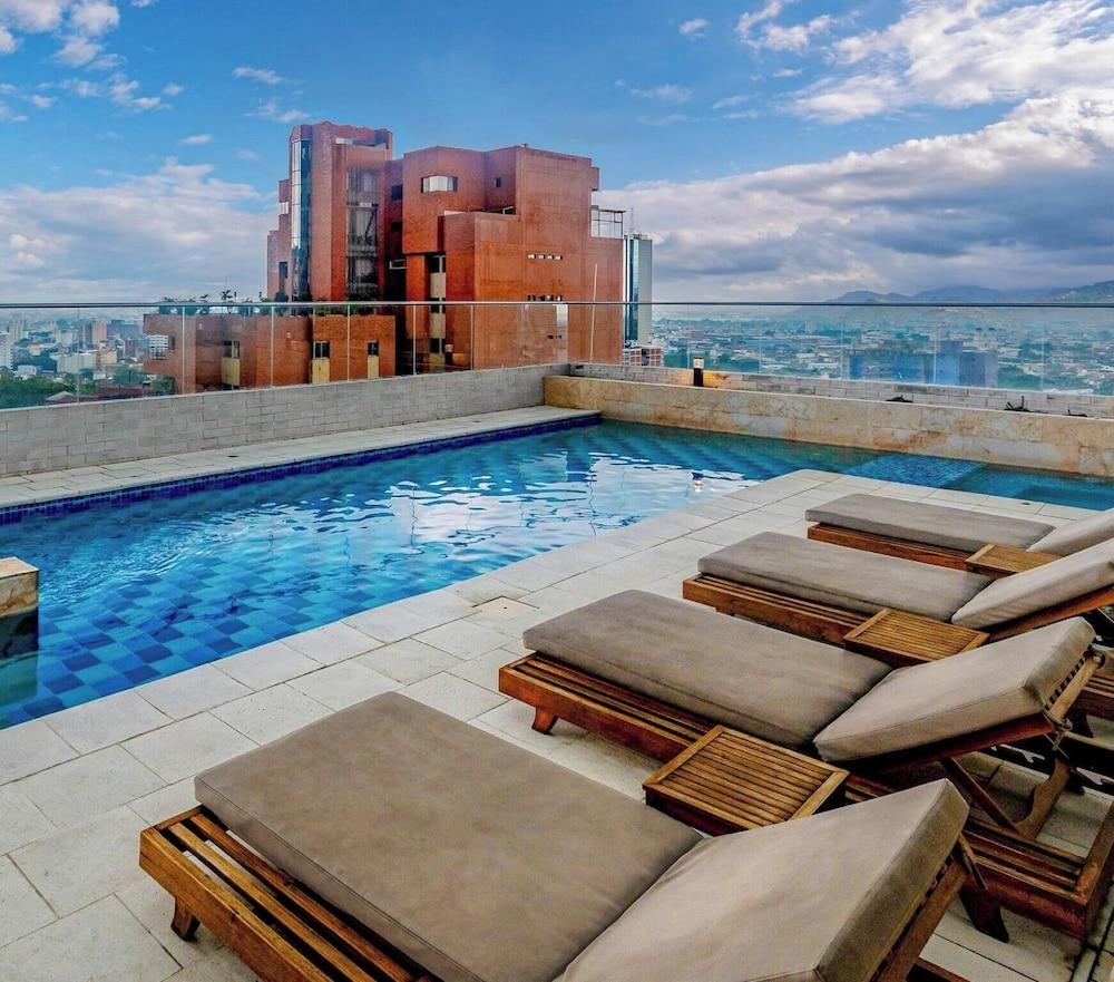 Vista Piscina Edificio Hayedo