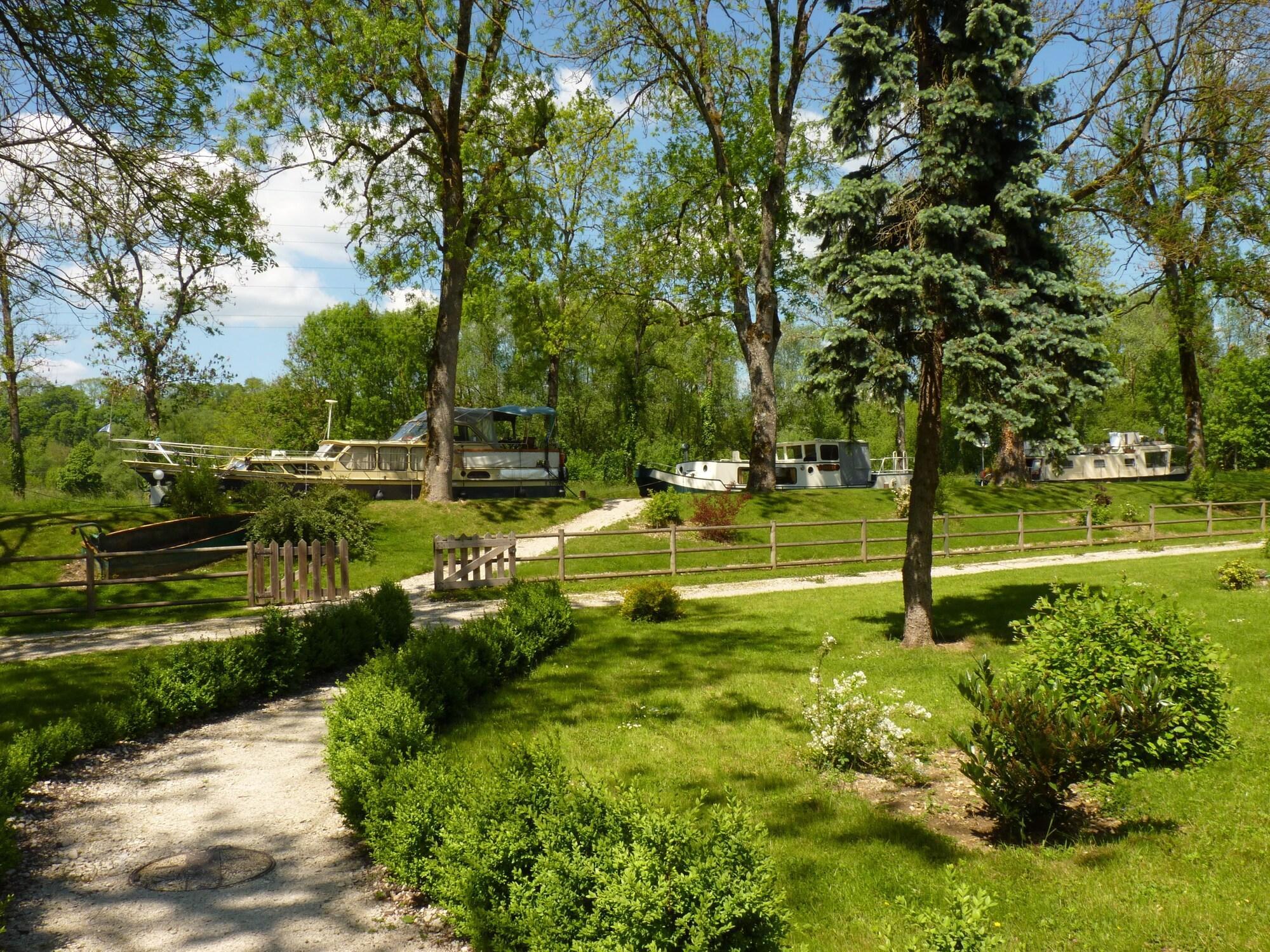 Vista Exterior Logis Hôtel la Vinaigrerie