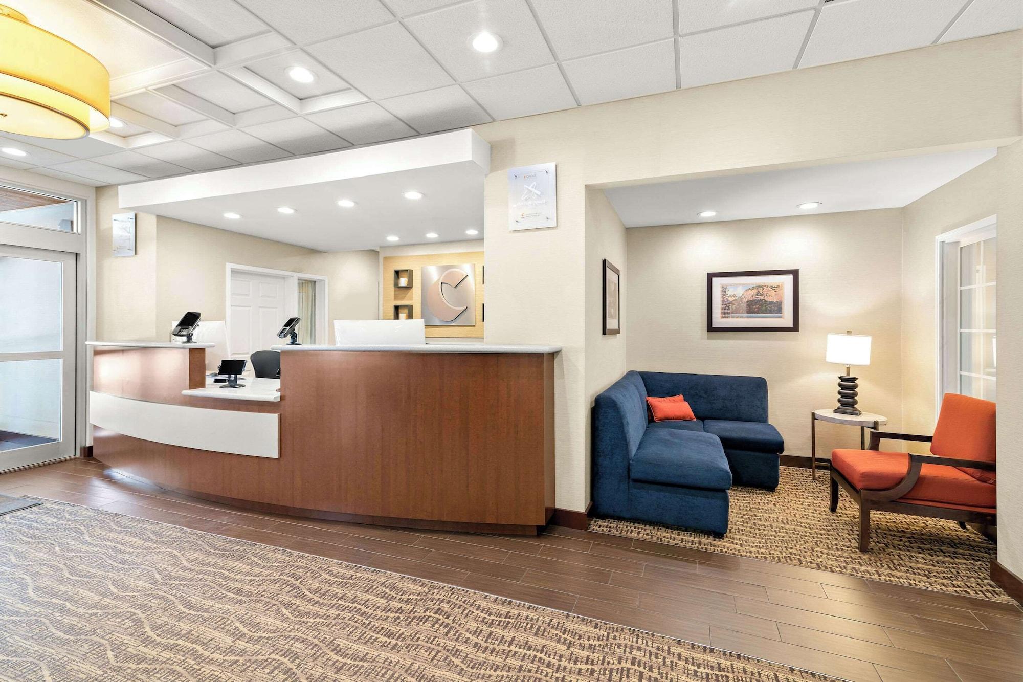 Vista Lobby Comfort Inn & Suites North Conway