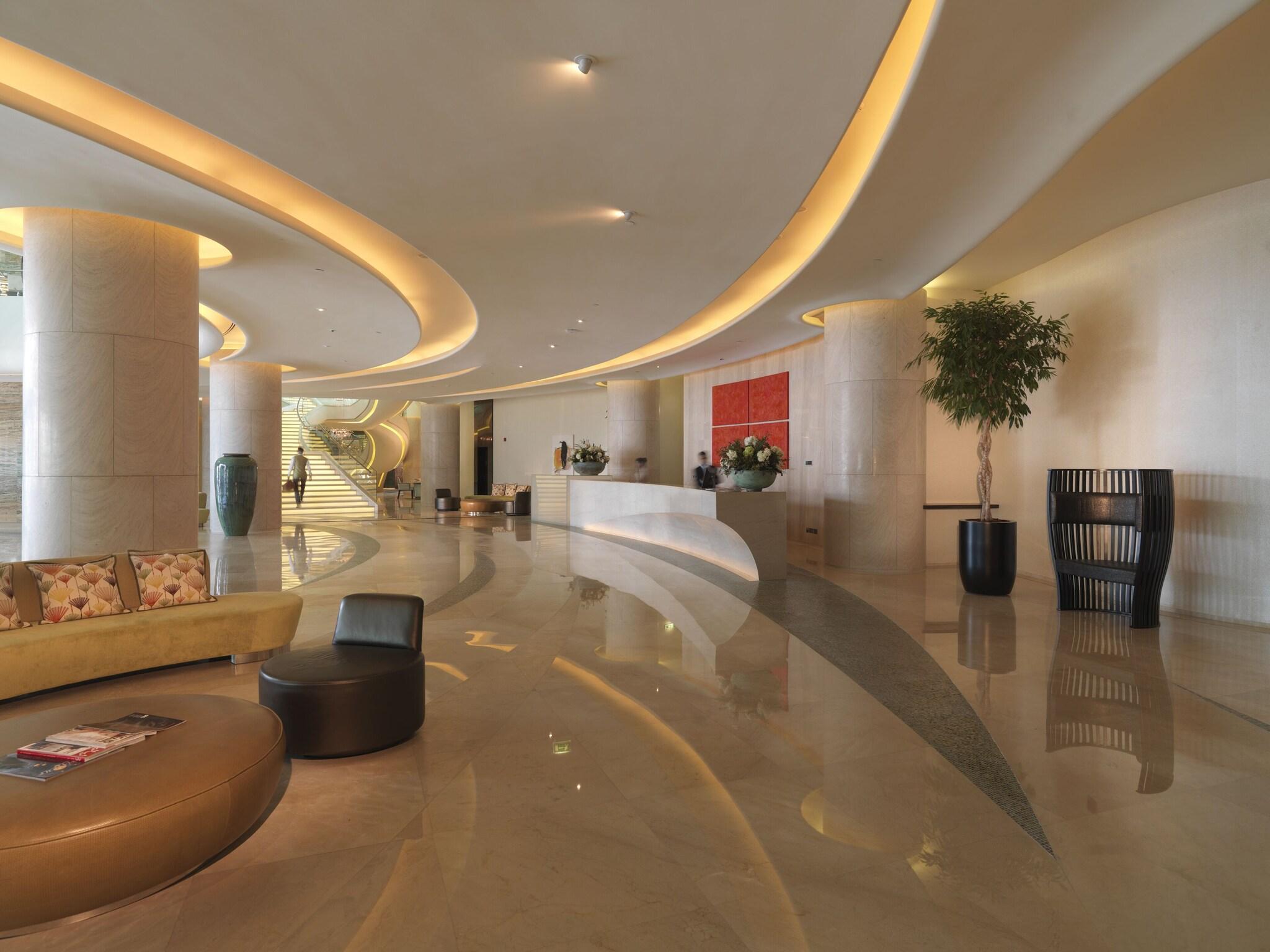 Vista Lobby Millennium Al Rawdah Hotel