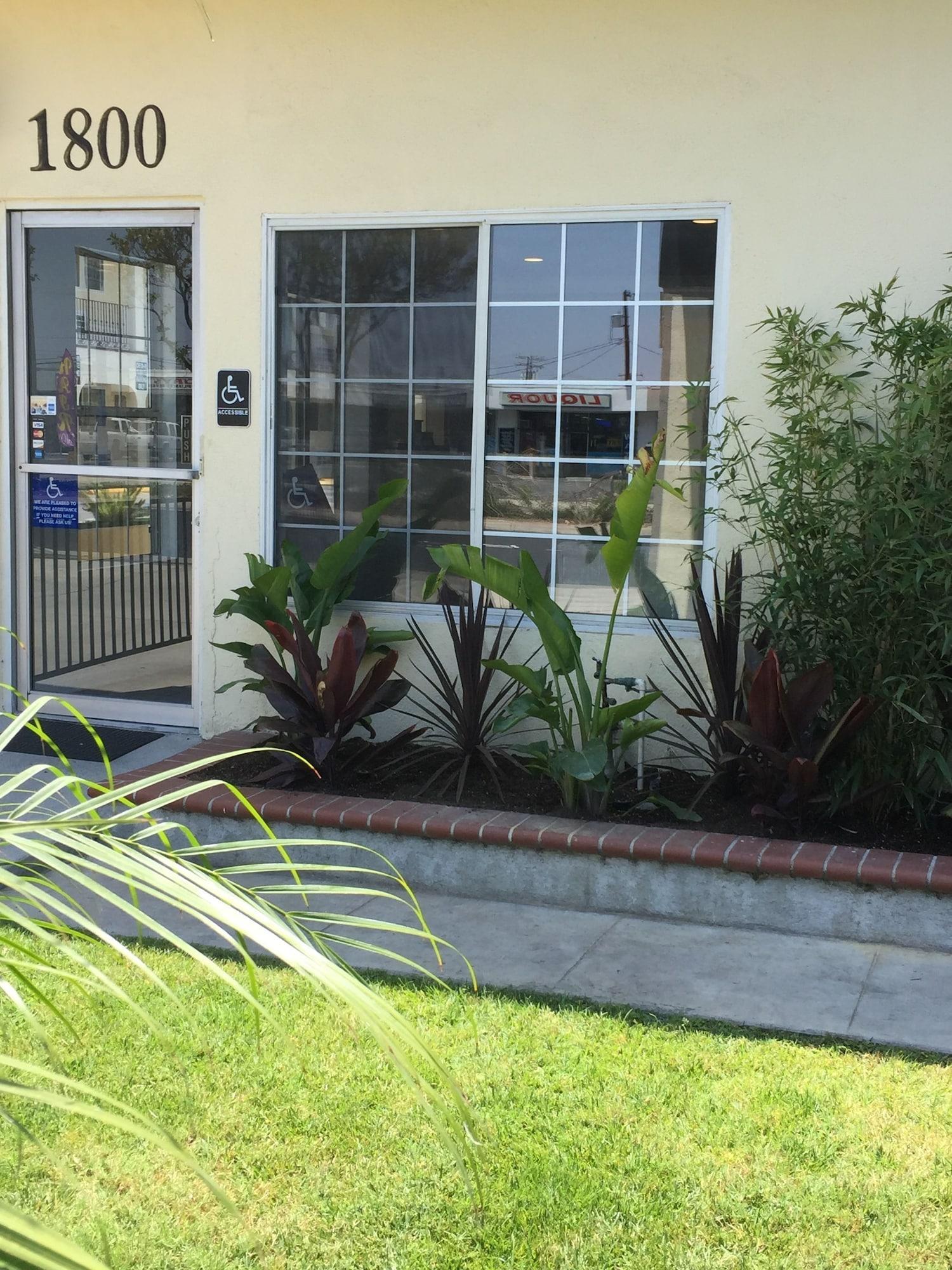 Vista Exterior Anaheim Executive Inn & Suites