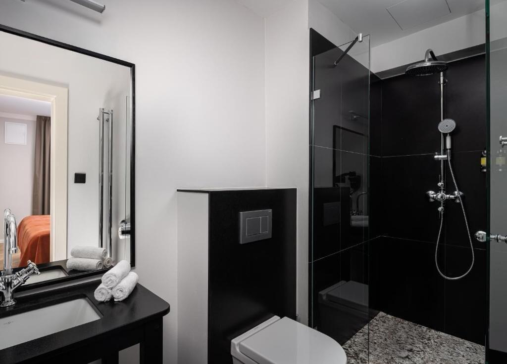 Equipamiento de Habitación The Bridge Residence by Little King