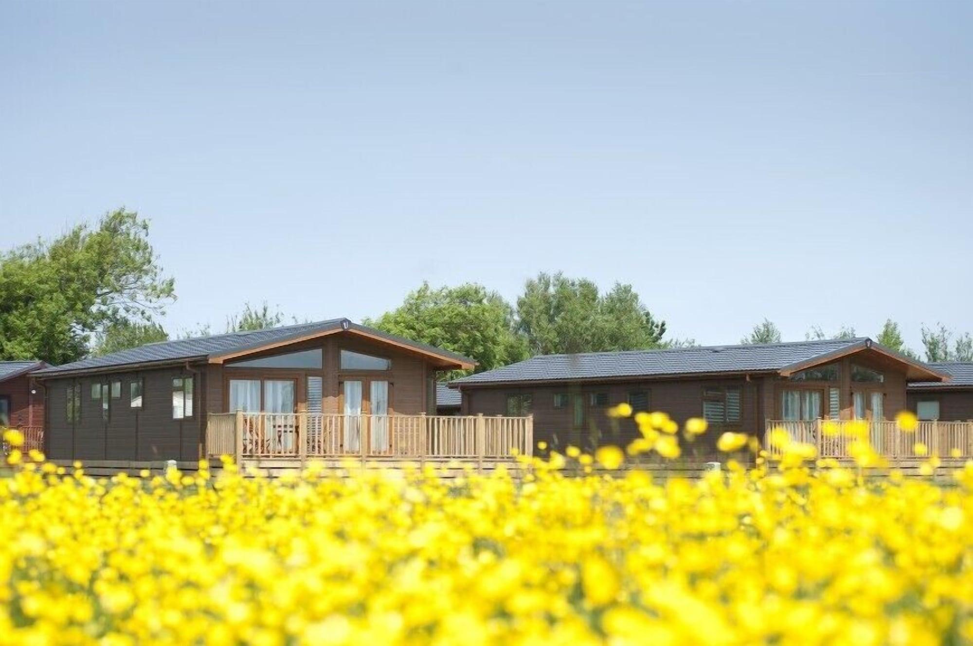 Varios Sandy Meadows Lodge Park