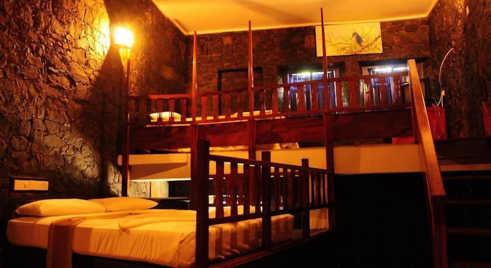 Varios Boulder Garden Hotel