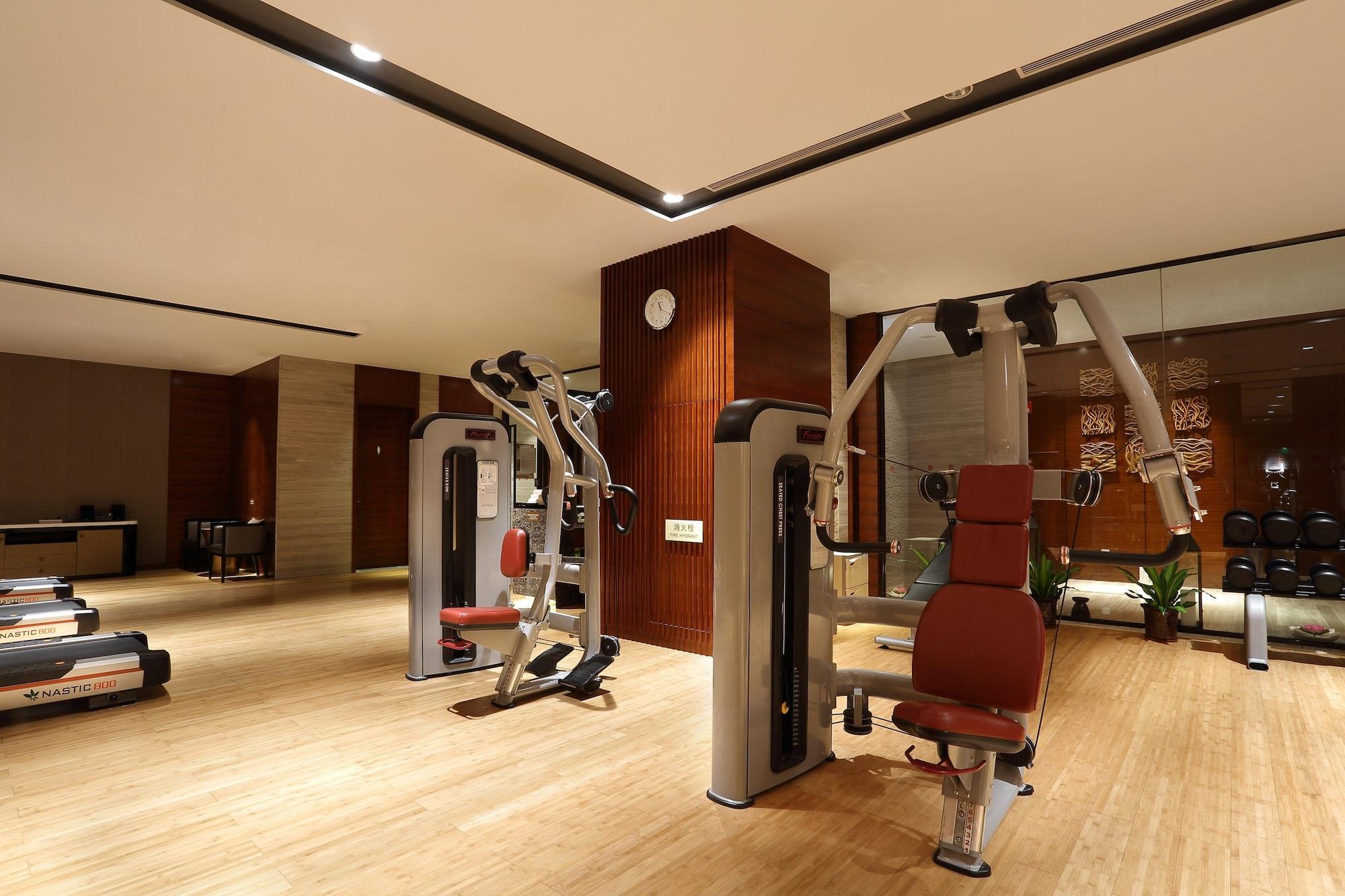 Gimnasio HUALUXE Hotels & Resorts Yangjiang City Center by IHG