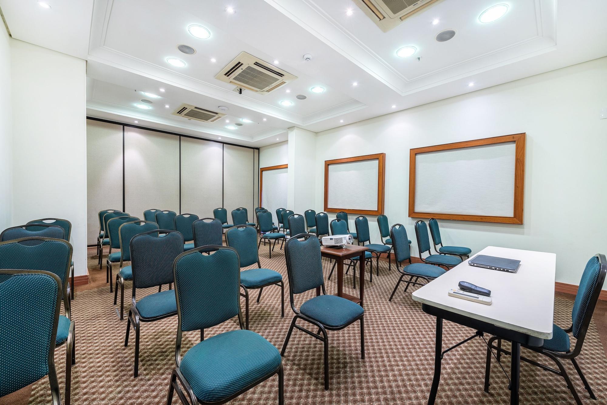 Sala de Reuniones Hotel Cassino Tower Campinas Cambui By Nacional Inn
