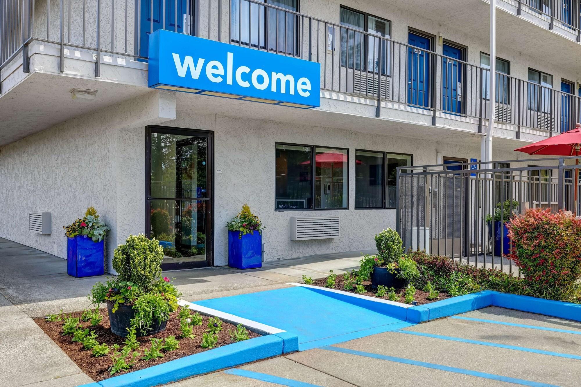 Vista Exterior Motel 6 Kirkland, WA - North Kirkland