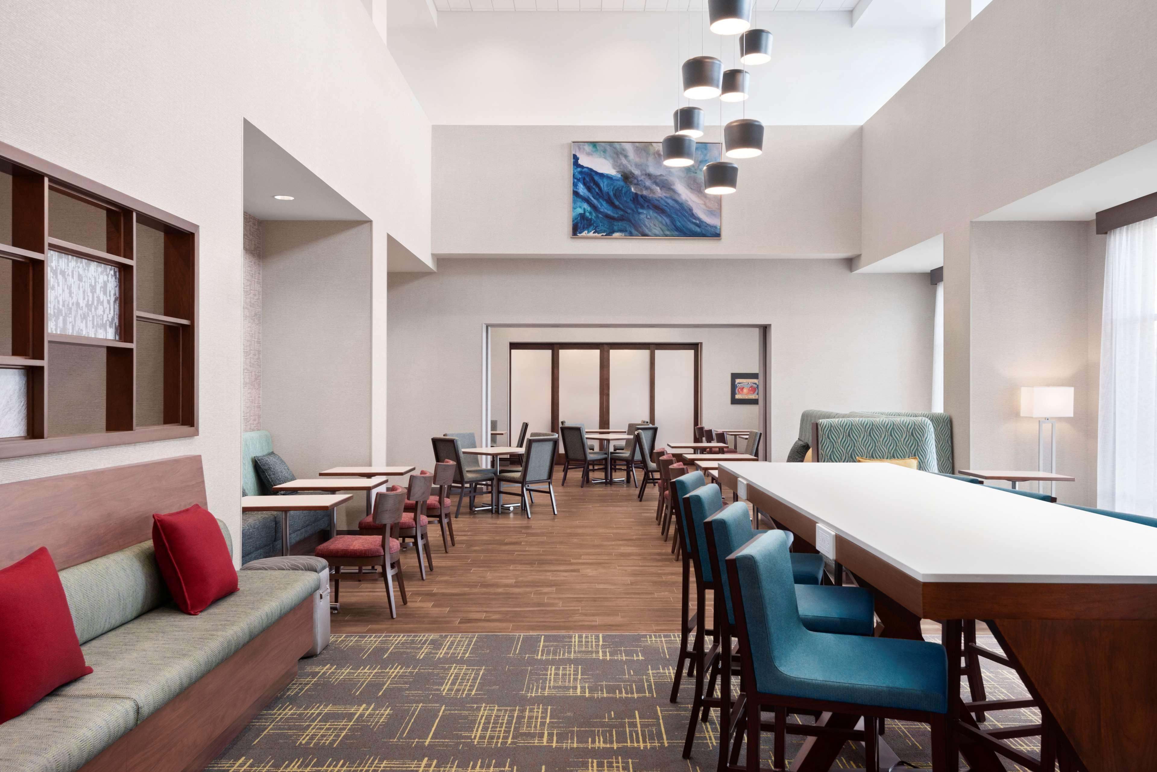 Vista Lobby Hampton Inn & Suites by Hilton Kelowna Airport
