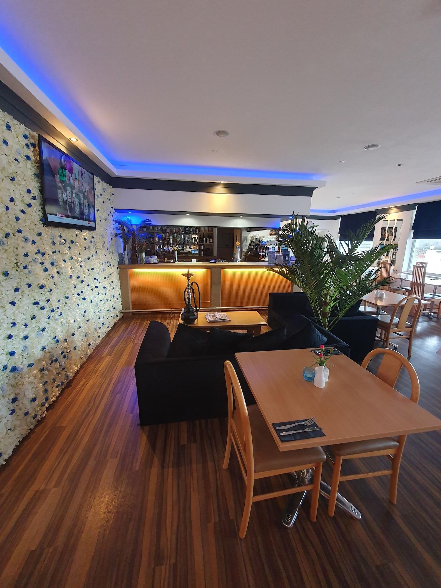 Bar/Salón Hawk House