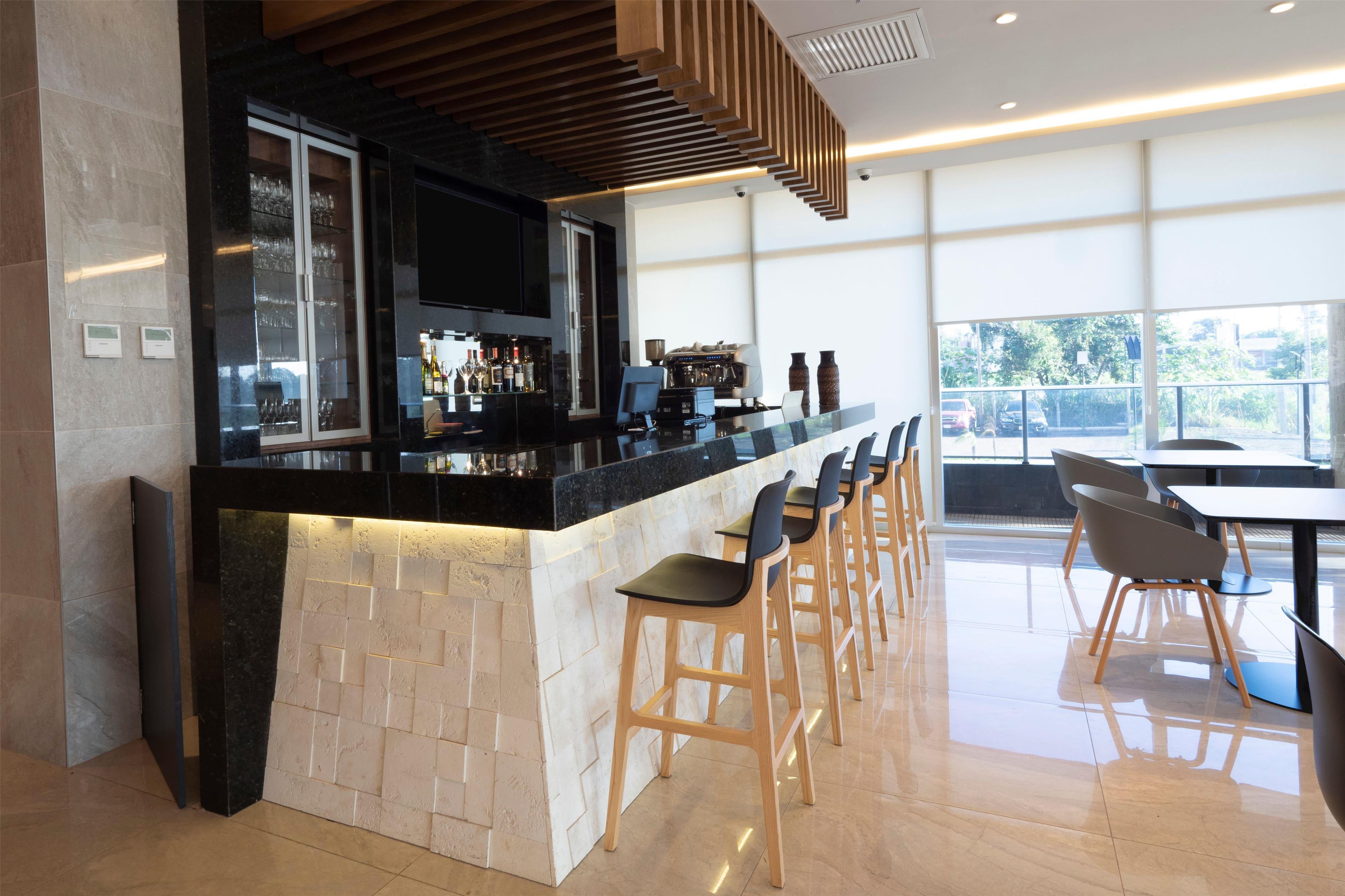 Bar/Salón Dazzler by Wyndham Ciudad del Este