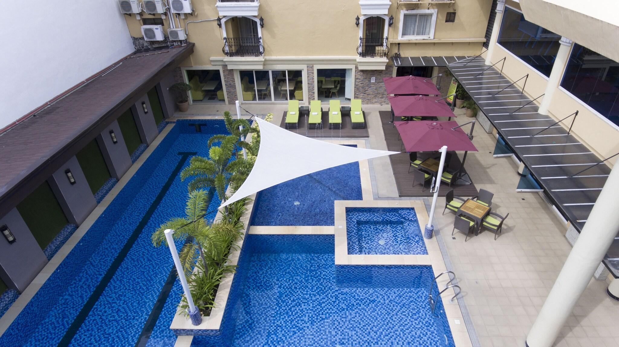 Vista Piscina Villa Caceres Hotel