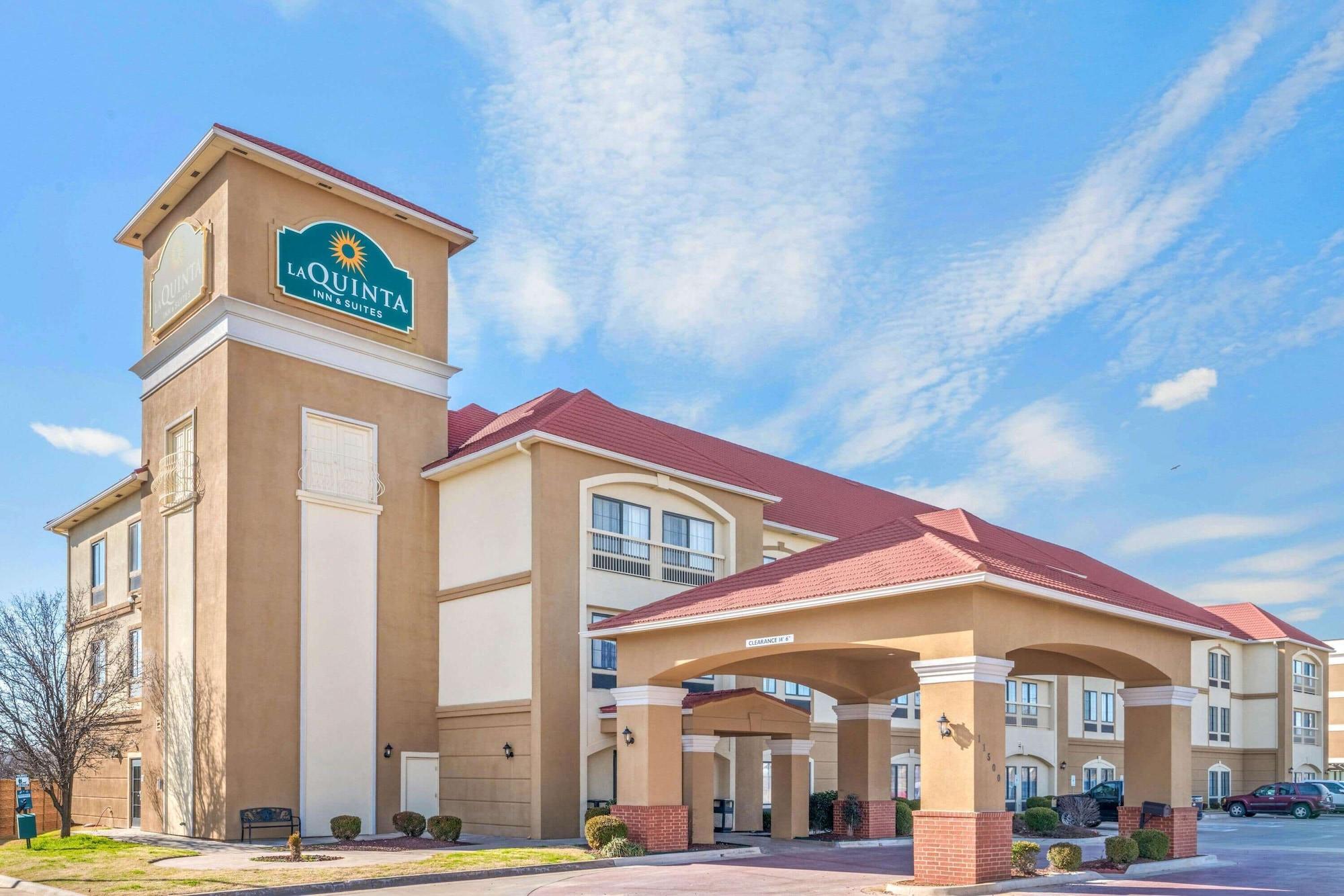 Vista Exterior La Quinta Inn & Suites by Wyndham Oklahoma City -Yukon