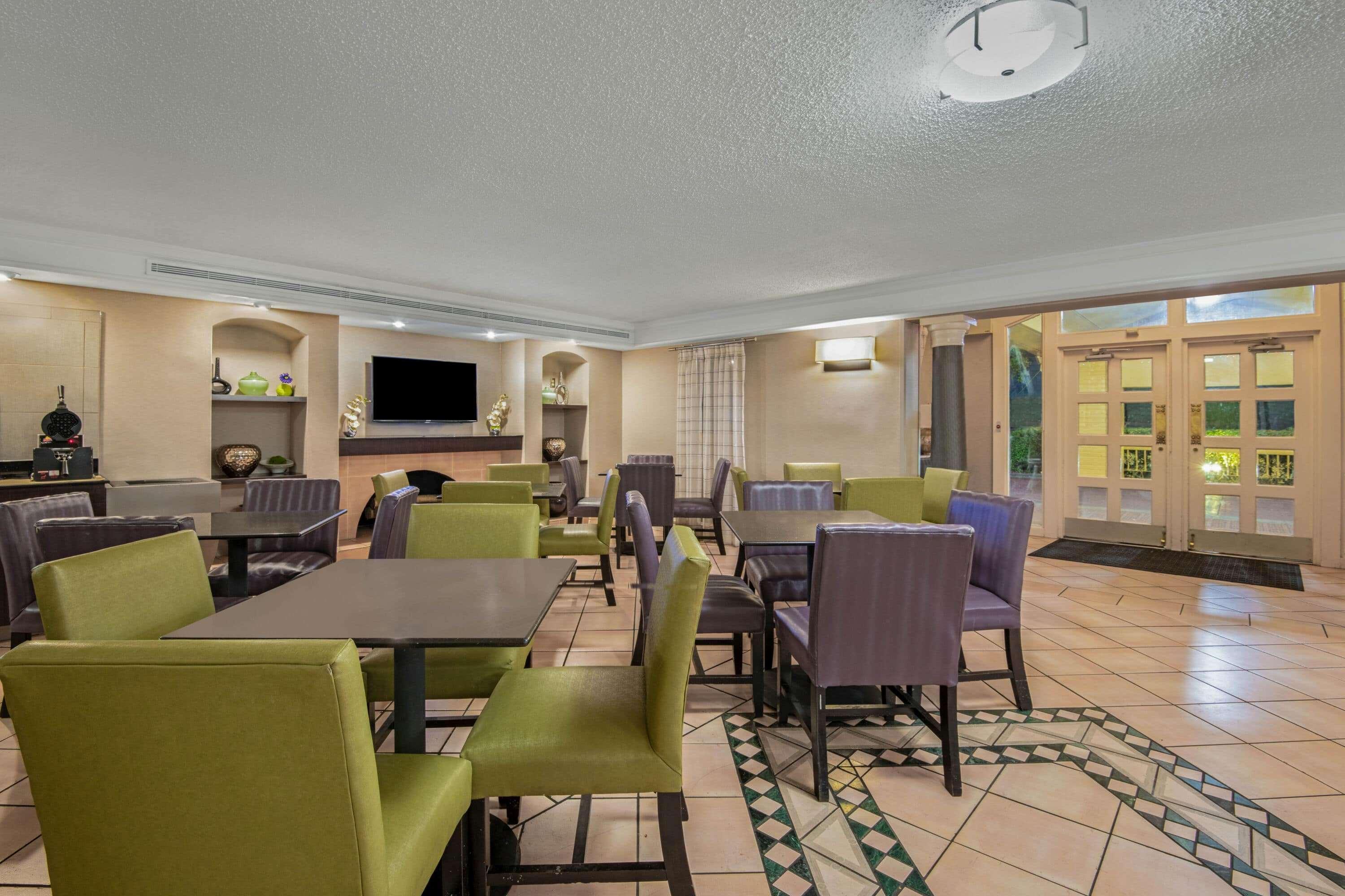 Vista Lobby La Quinta Inn by Wyndham San Antonio I-35 N at Toepperwein