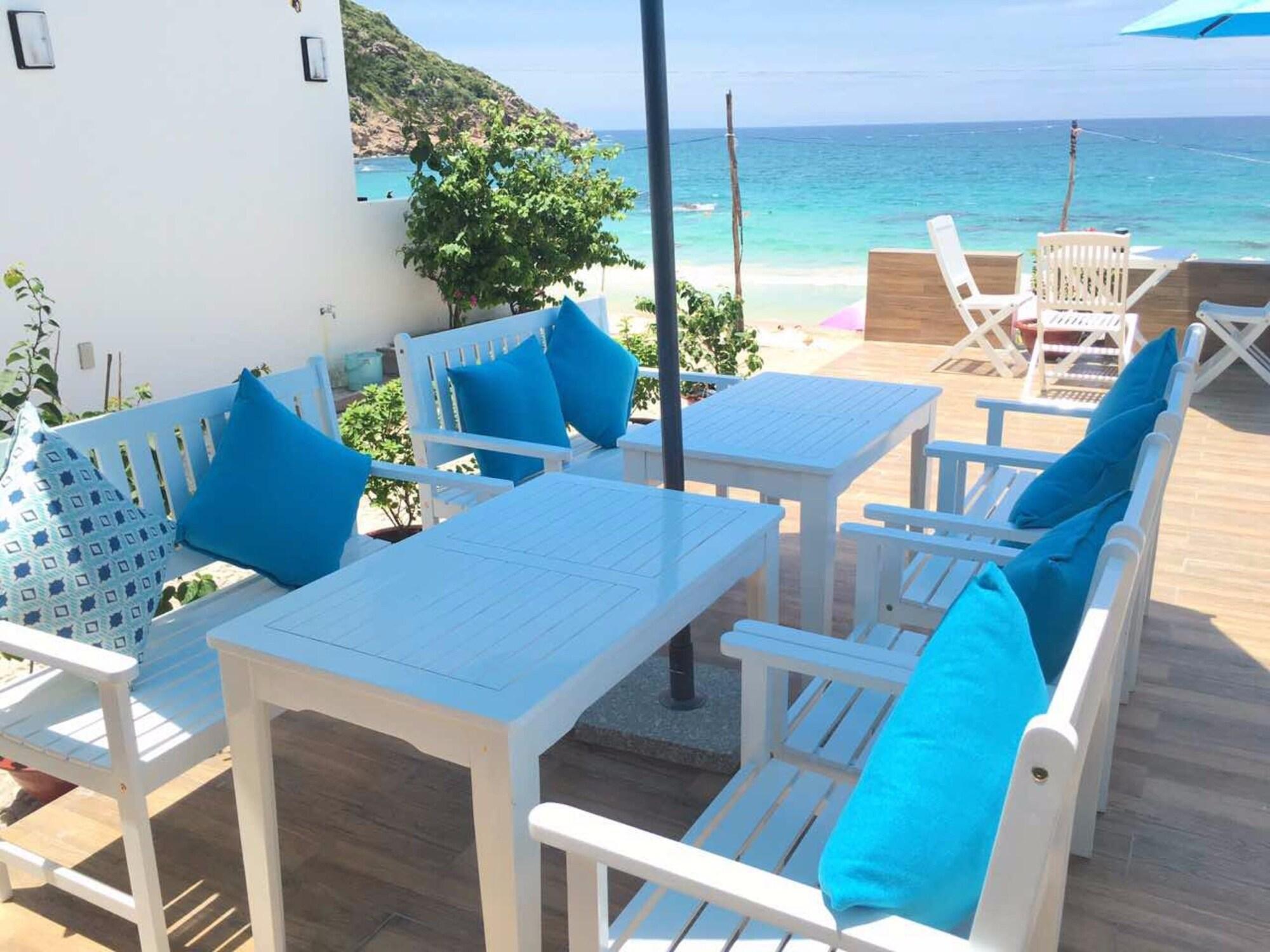 Restaurant Blue Anchor Lodge & Cafe-Binh Ba Island