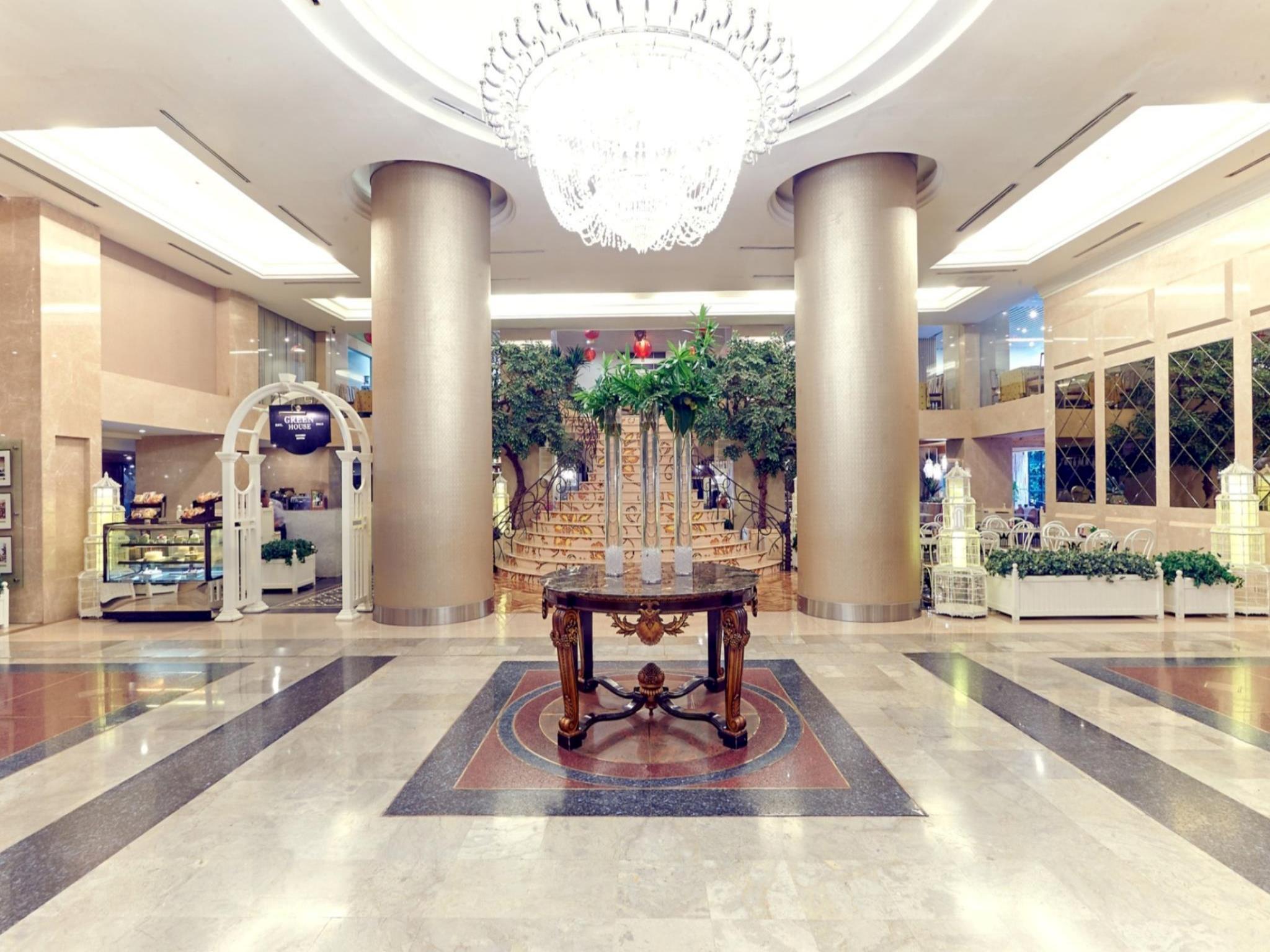 Vista Lobby Garden Palace Hotel Surabaya