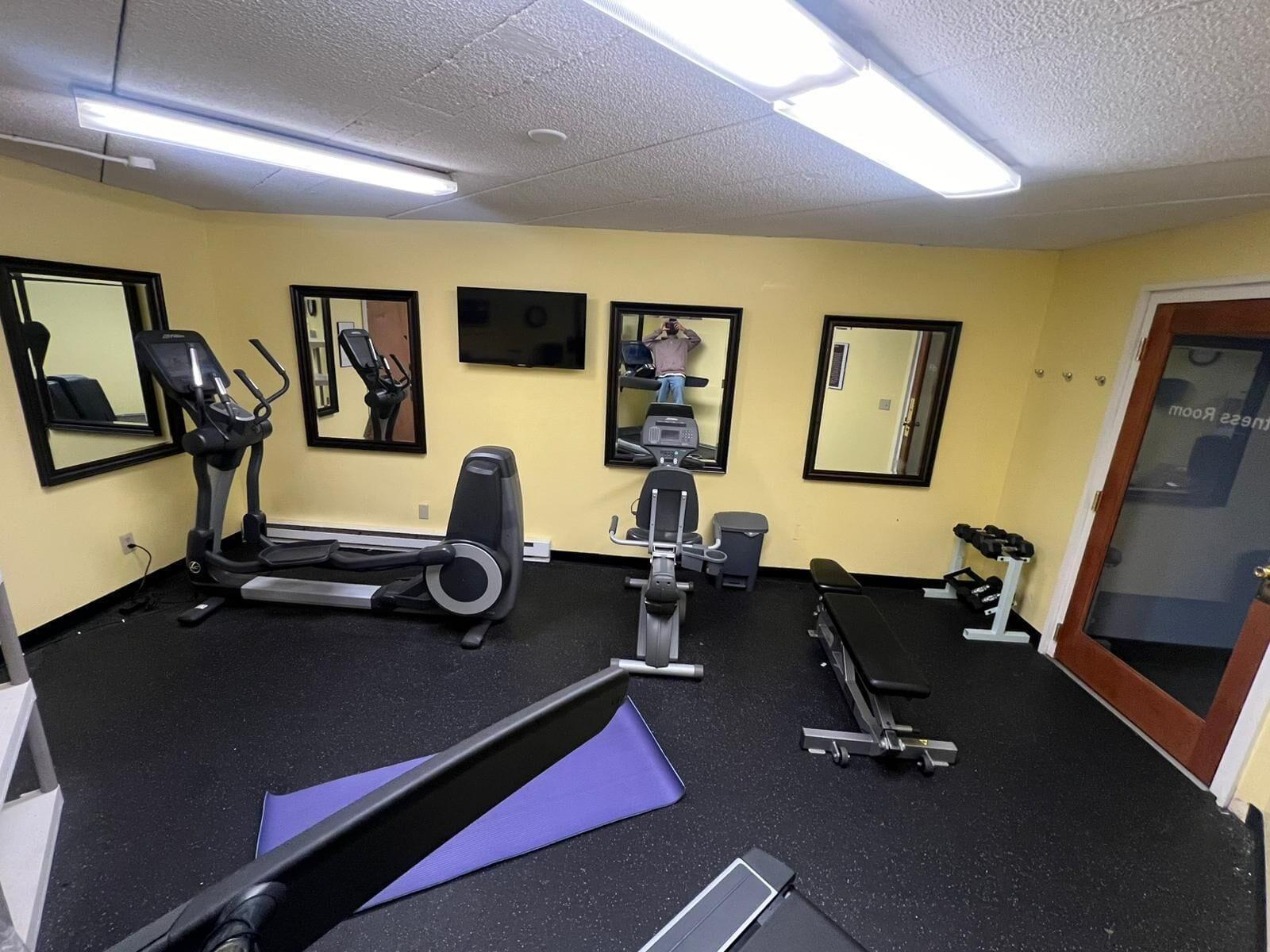 Gimnasio Howard Johnson by Wyndham Mystic