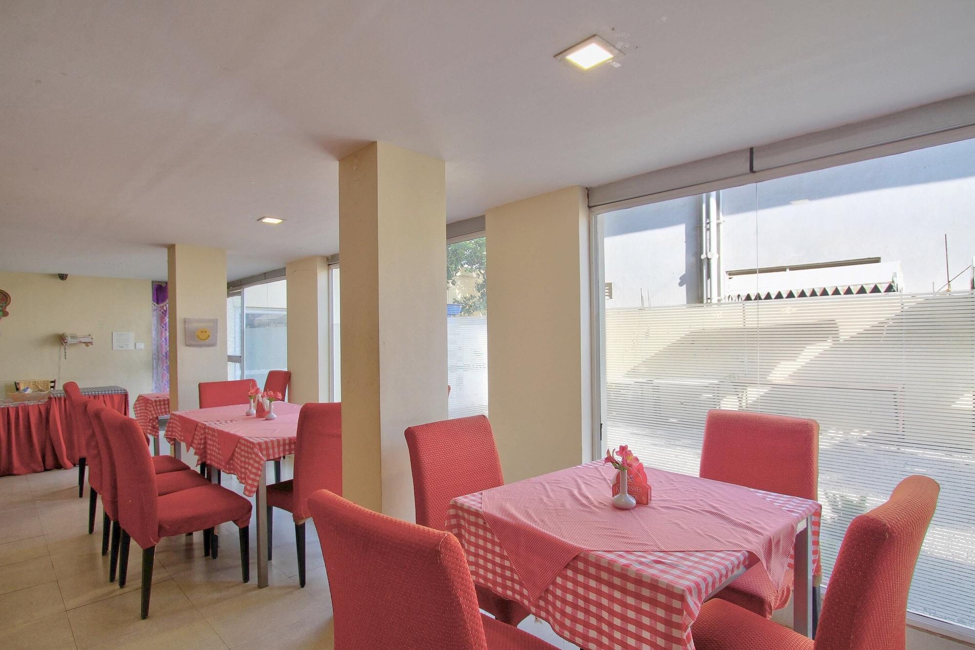 Restaurant OYO 10950 Hotel Hills Palace
