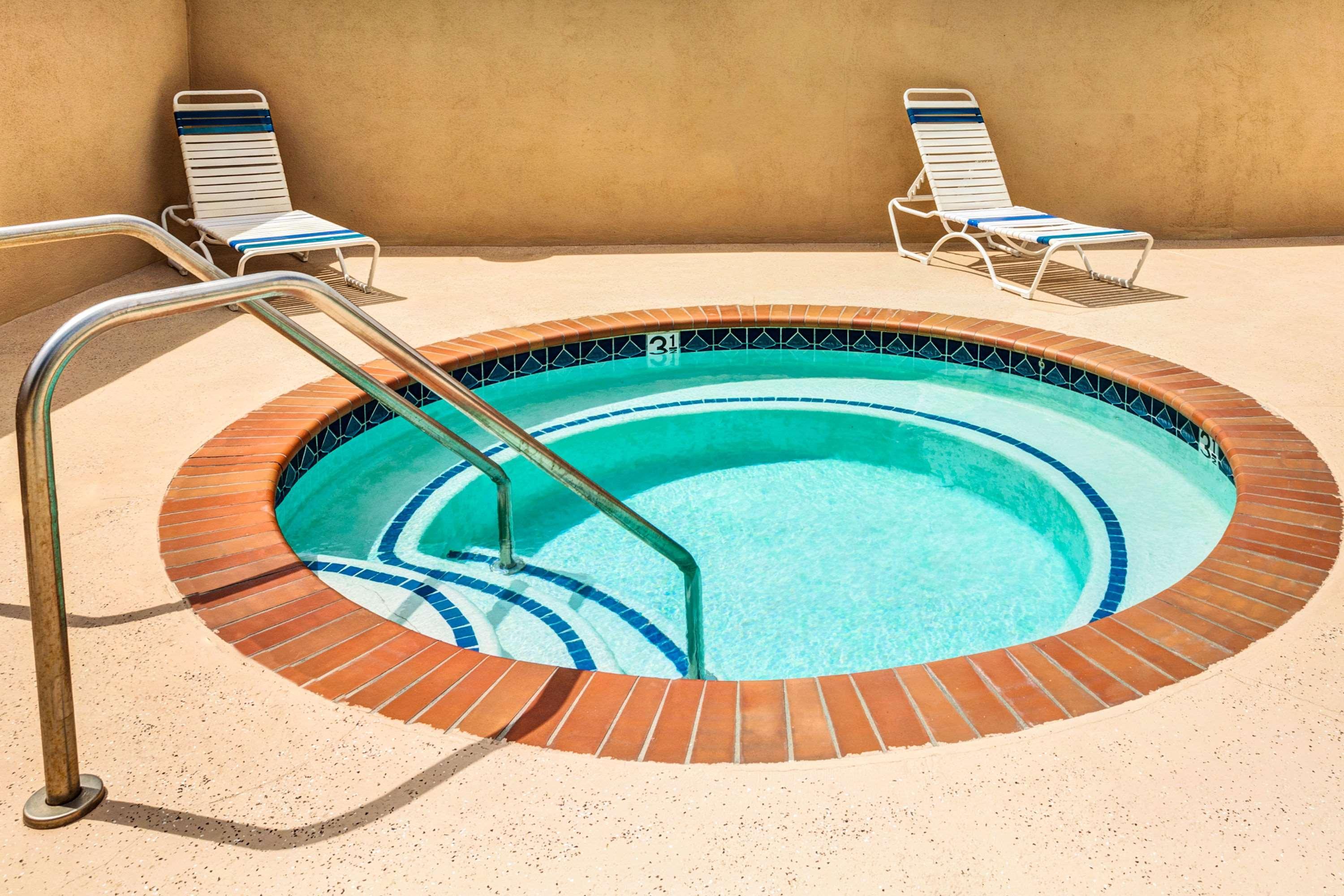 Vista Exterior Days Inn & Suites by Wyndham Fullerton