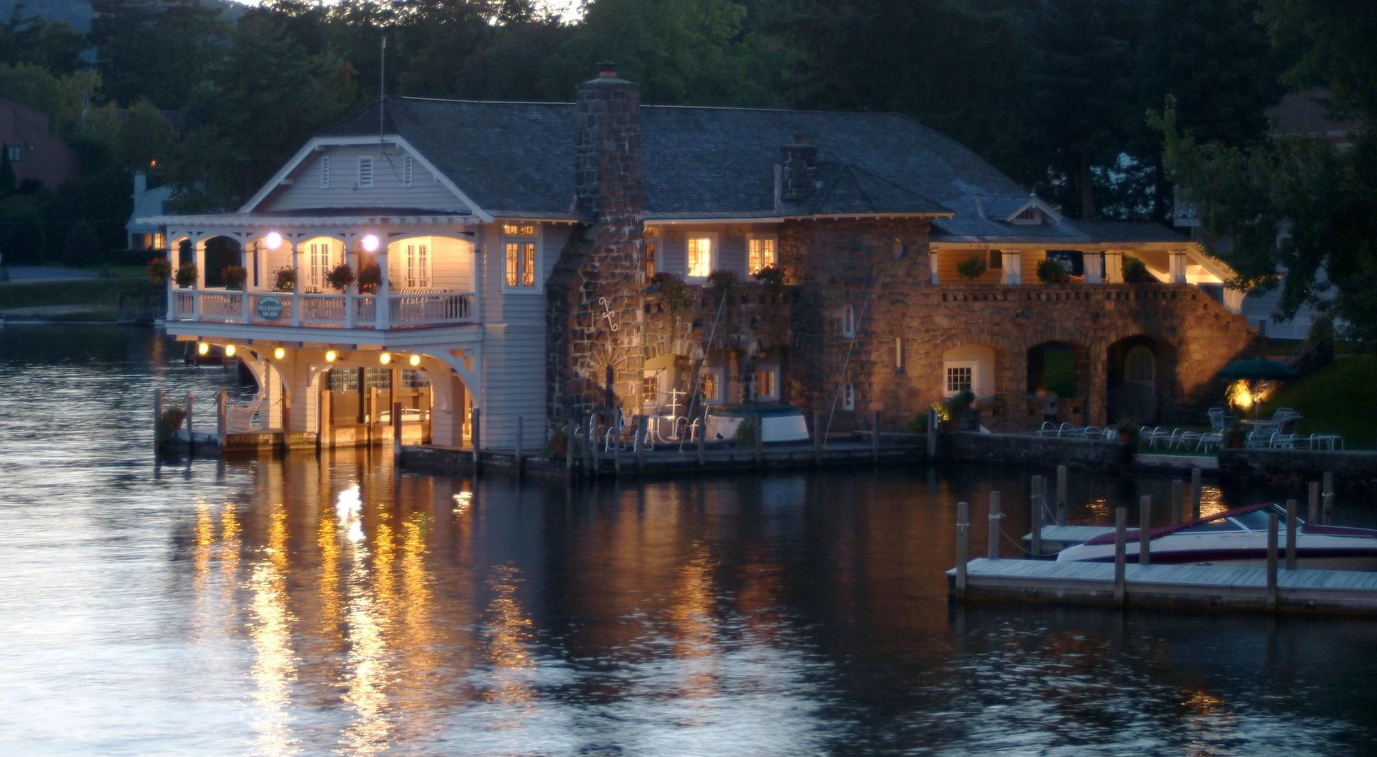 Varios Boathouse Waterfront Lodging