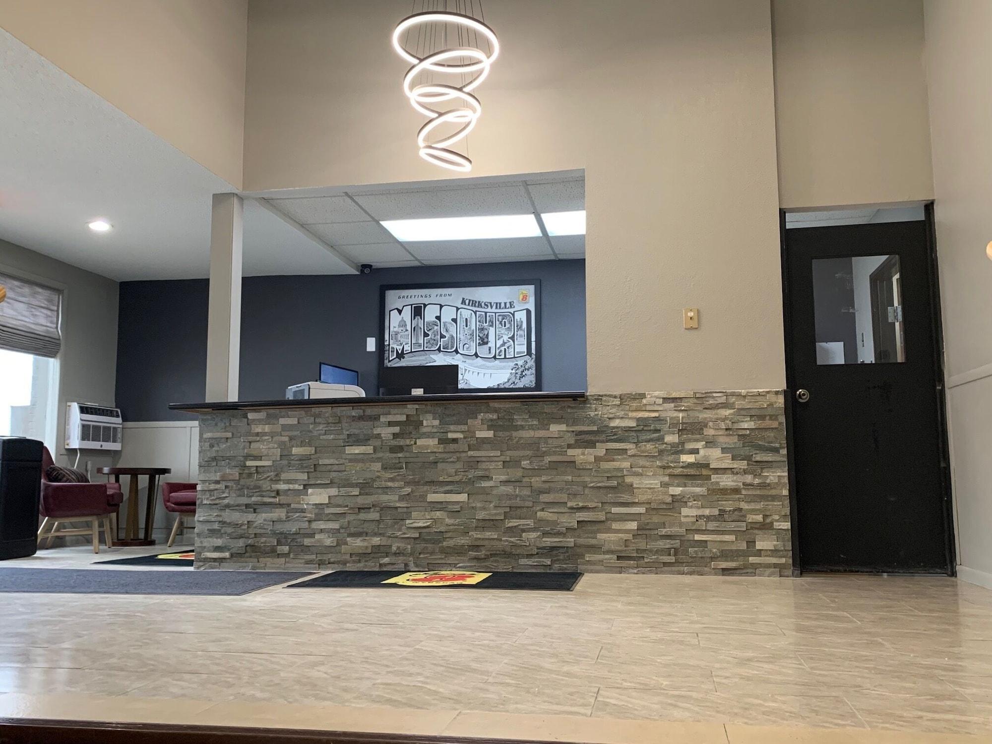Vista Lobby Super 8 by Wyndham Kirksville-University Area