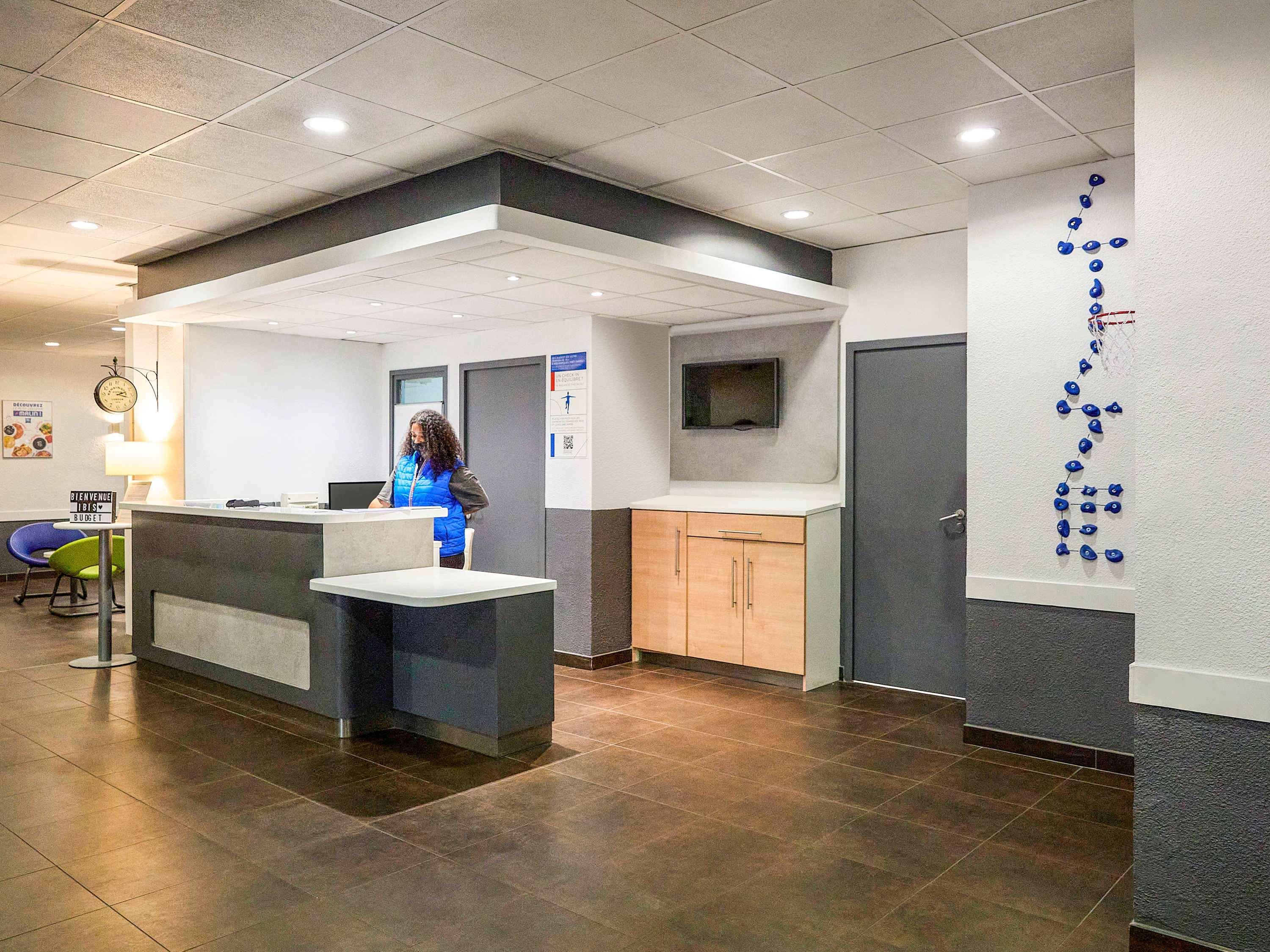 Vista Lobby Ibis Budget Lille Gares Vieux-Lille