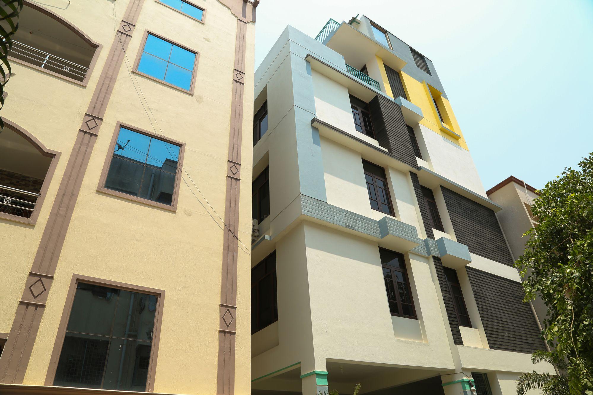 Varios OYO 9226 near Railway Station