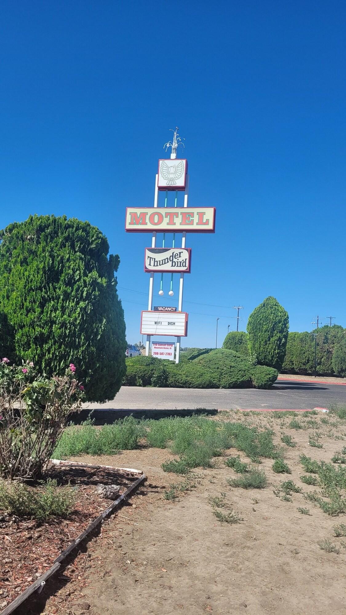 Varios Thunder Bird Motel