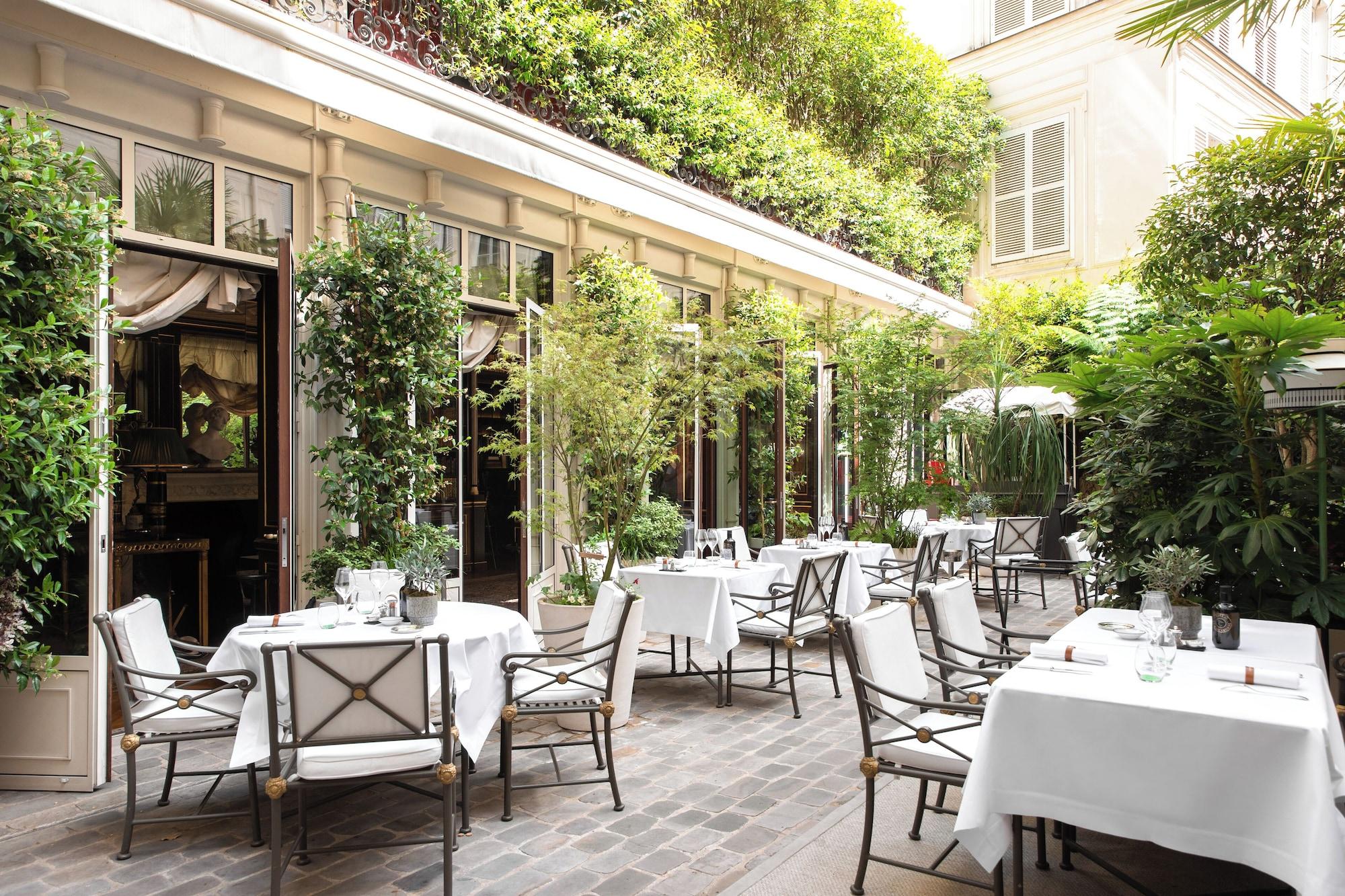 Vista Exterior La Reserve Paris Hotel and Spa