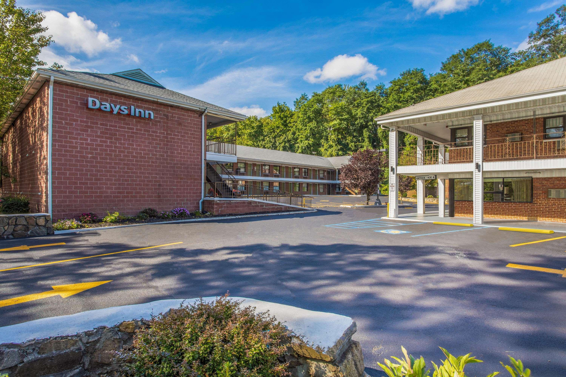 Vista Exterior Days Inn by Wyndham Elmsford / White Plains