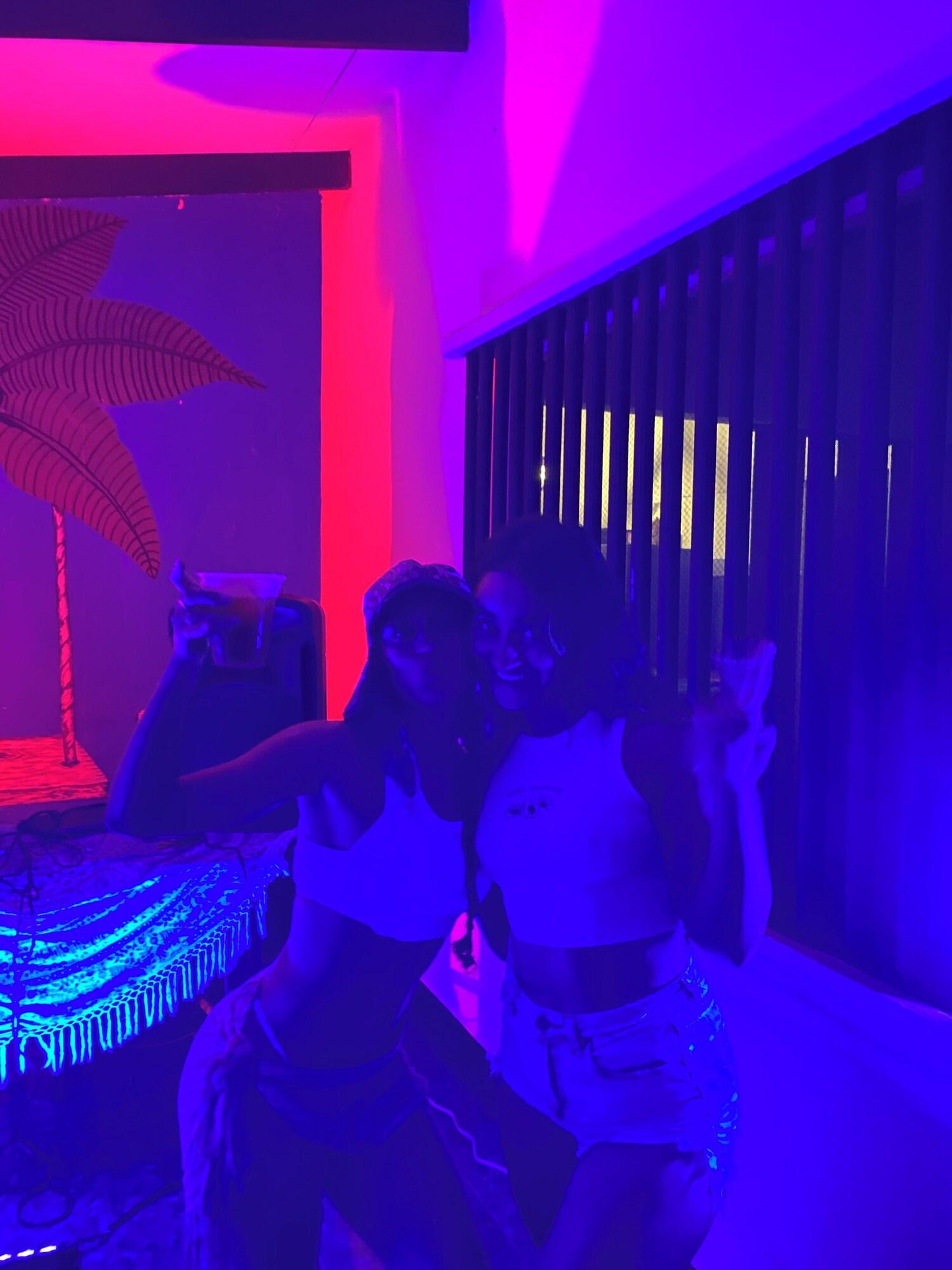 Bar/Salón Tropical Camas