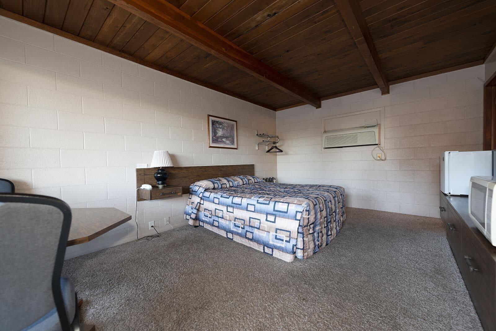 Varios Cedar Inn